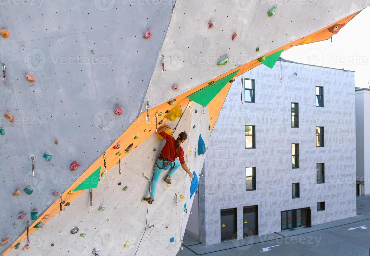 un uomo sta scalando una parete da arrampicata foto