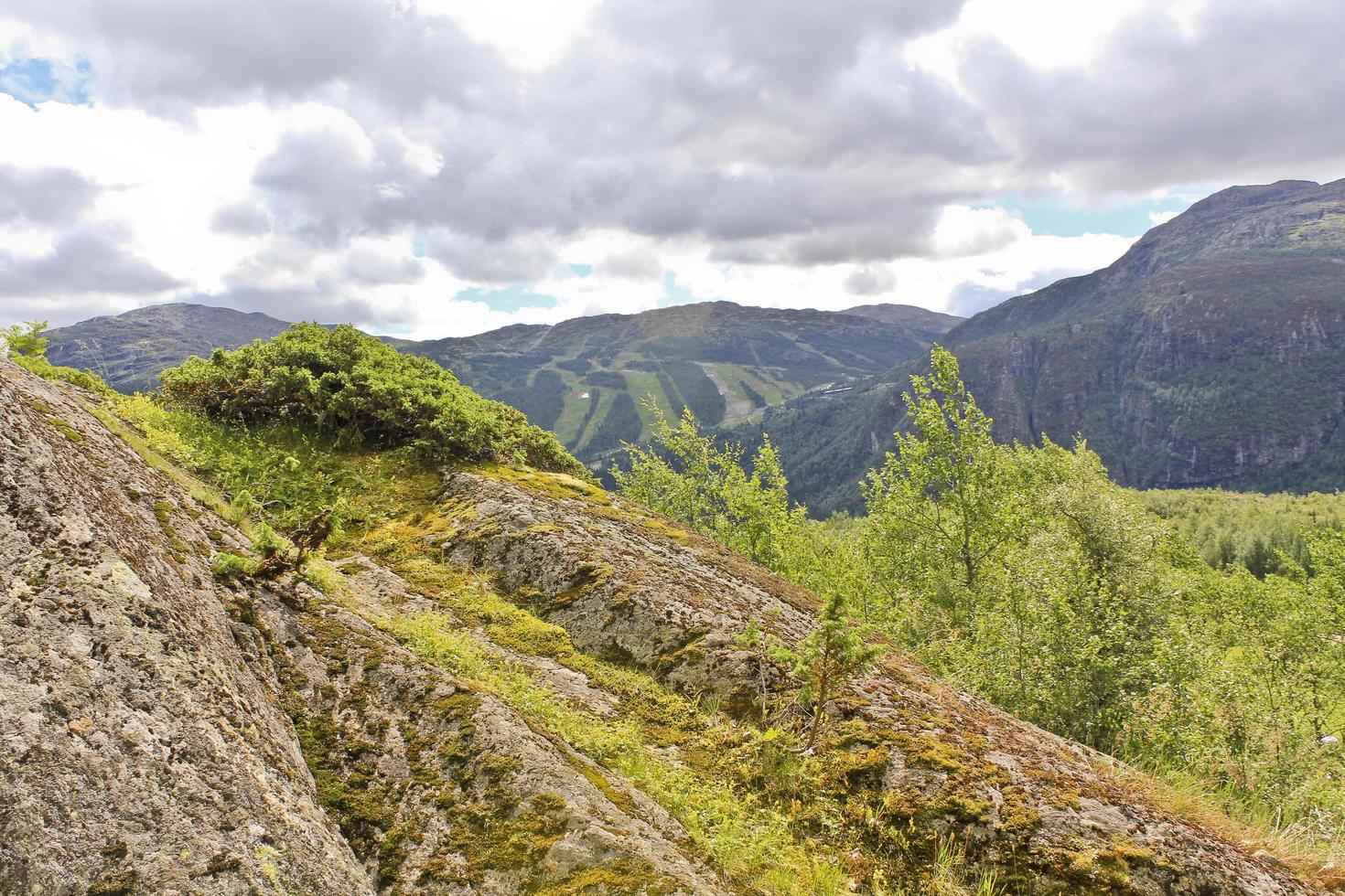 paesaggio spettacolare con montagne e valli in hemsedal, buskerud, norvegia. foto