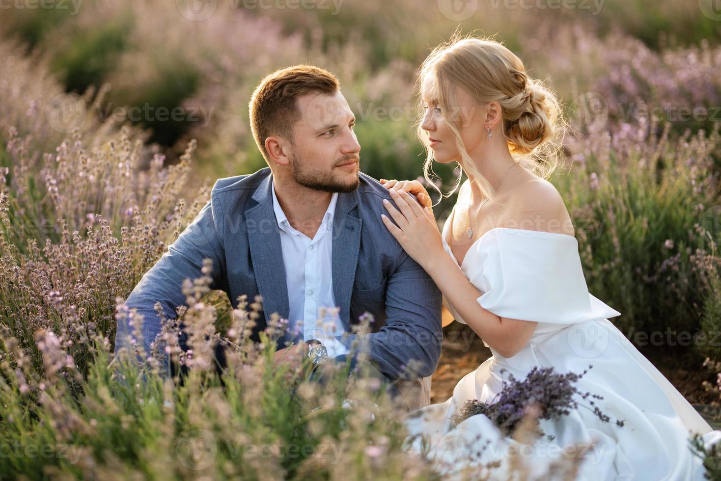 sposi nel campo di lavanda foto