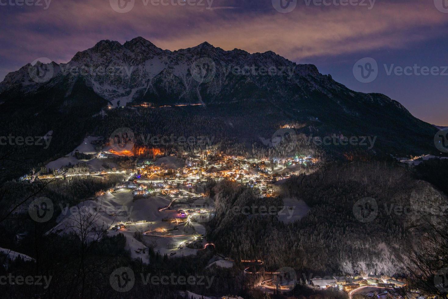 villaggio di montagna innevato foto