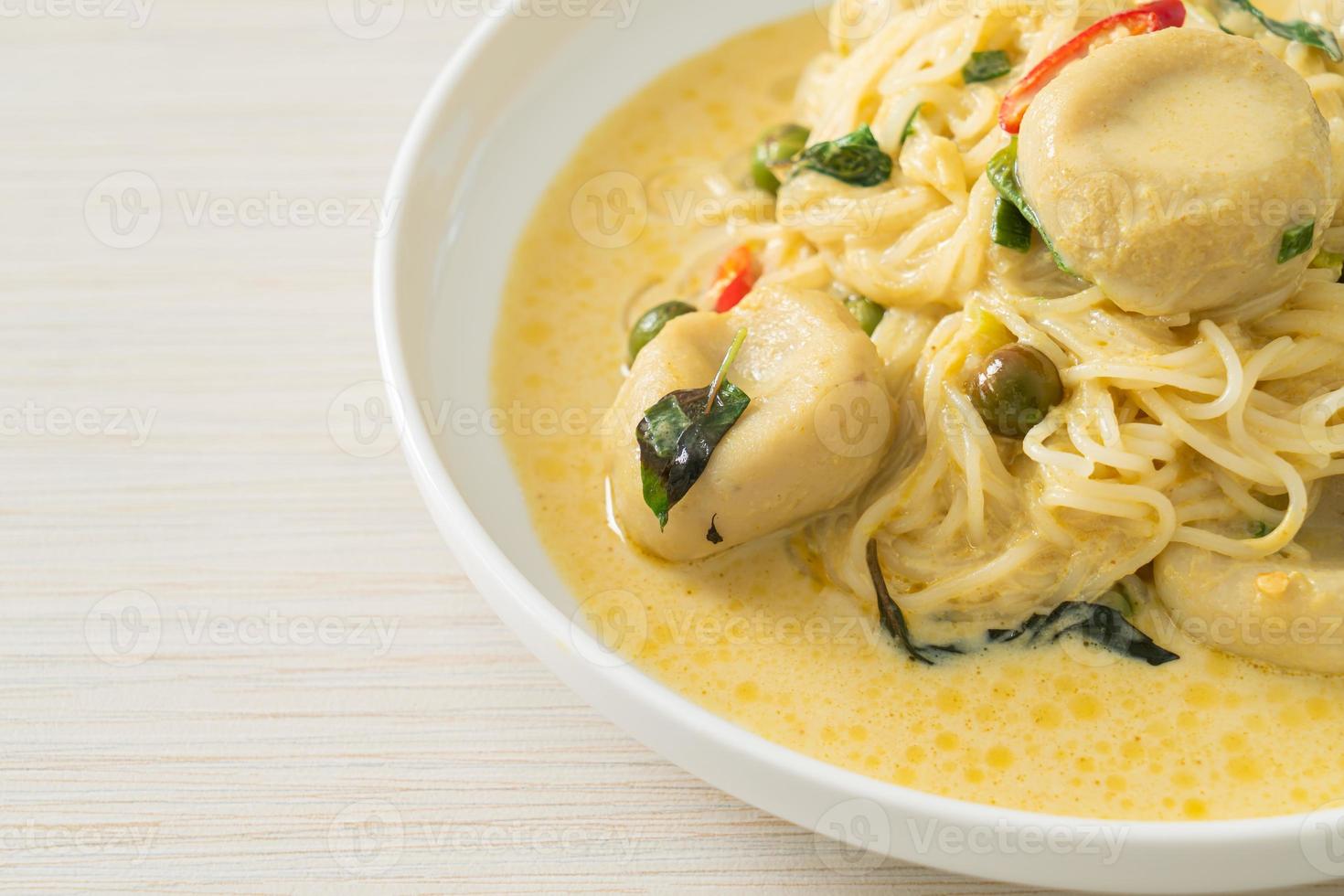 spaghetti di riso al curry verde e polpette di pesce foto