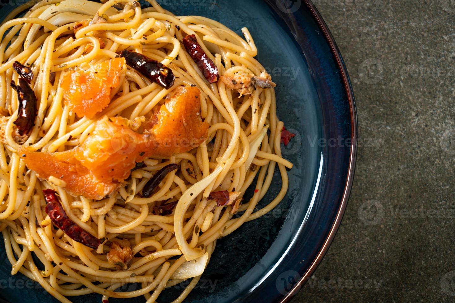 spaghetti saltati in padella con salmone e peperoncino secco foto