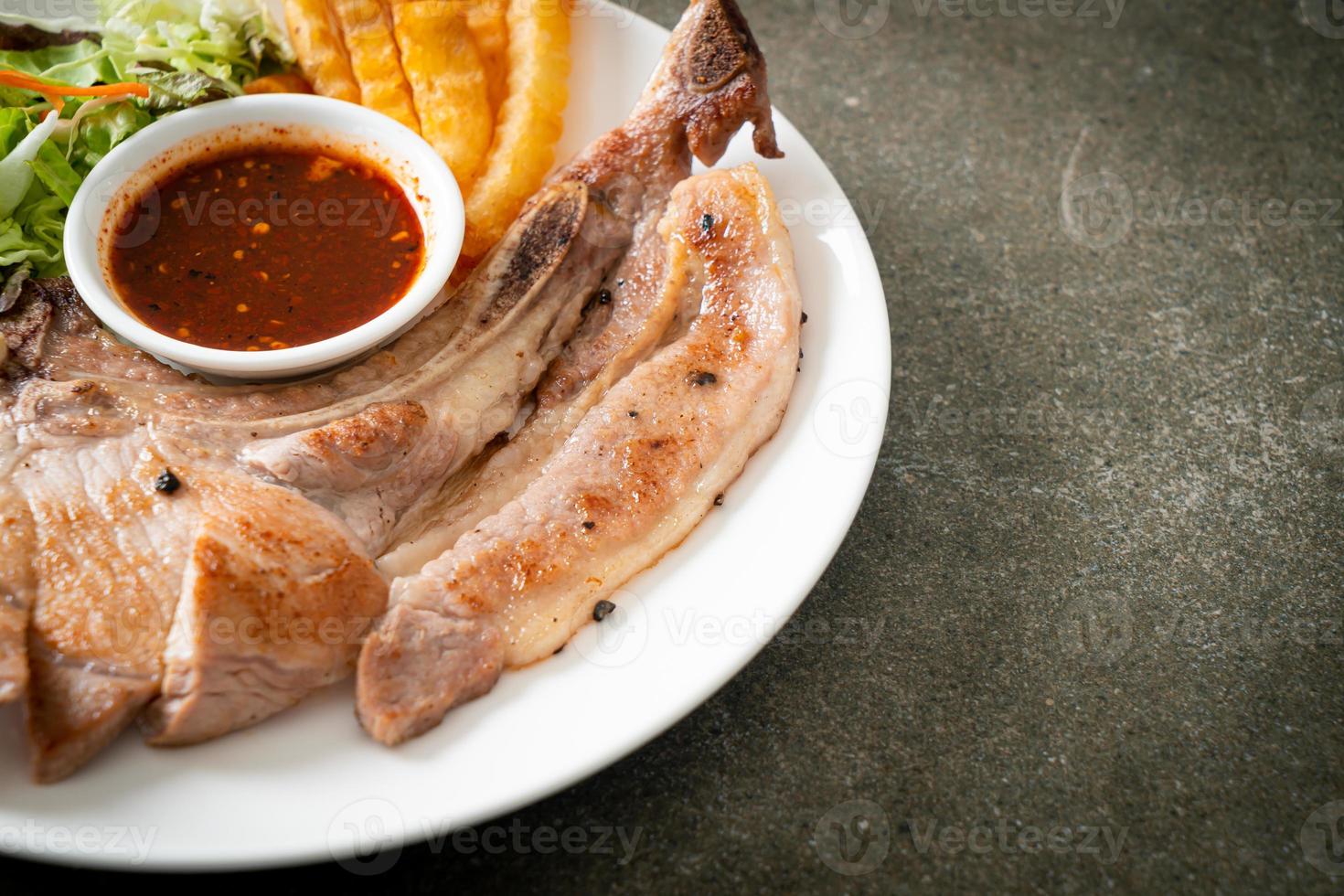 bistecca di braciola di maiale alla griglia con salsa piccante tailandese foto