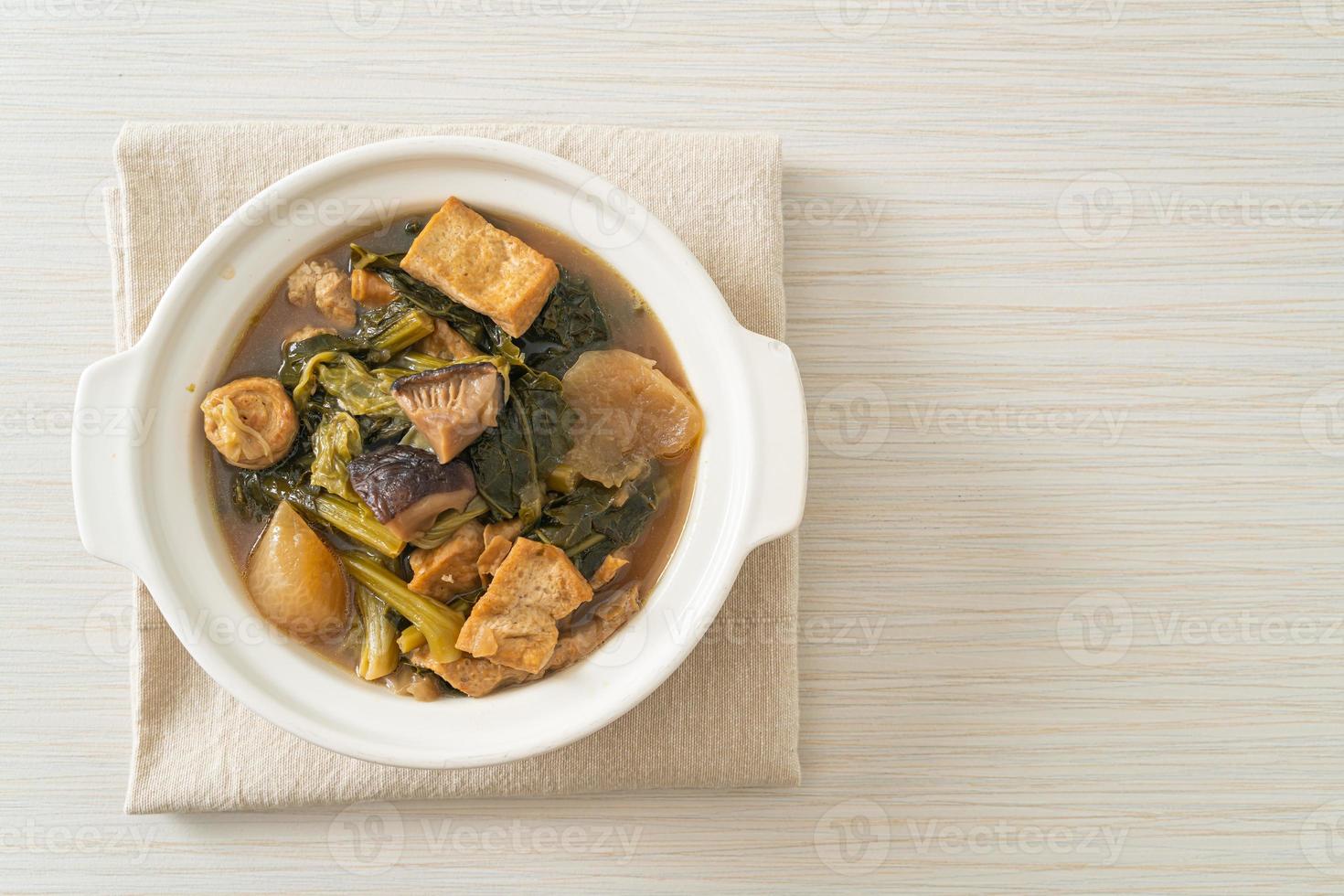 stufato di verdure cinese con tofu o zuppa di verdure miste foto