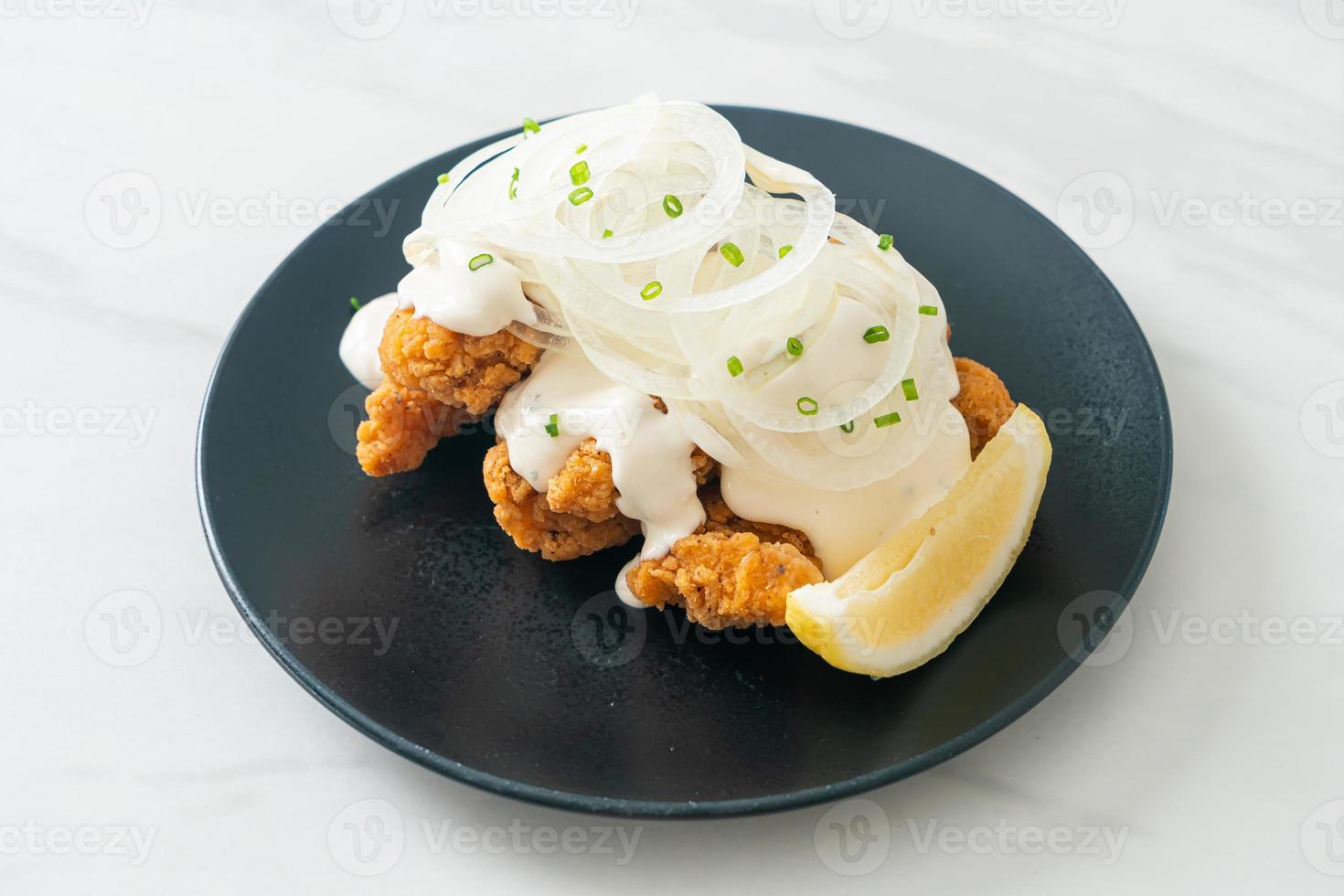 pollo alla cipolla o pollo fritto con salsa di cipolle cremosa foto