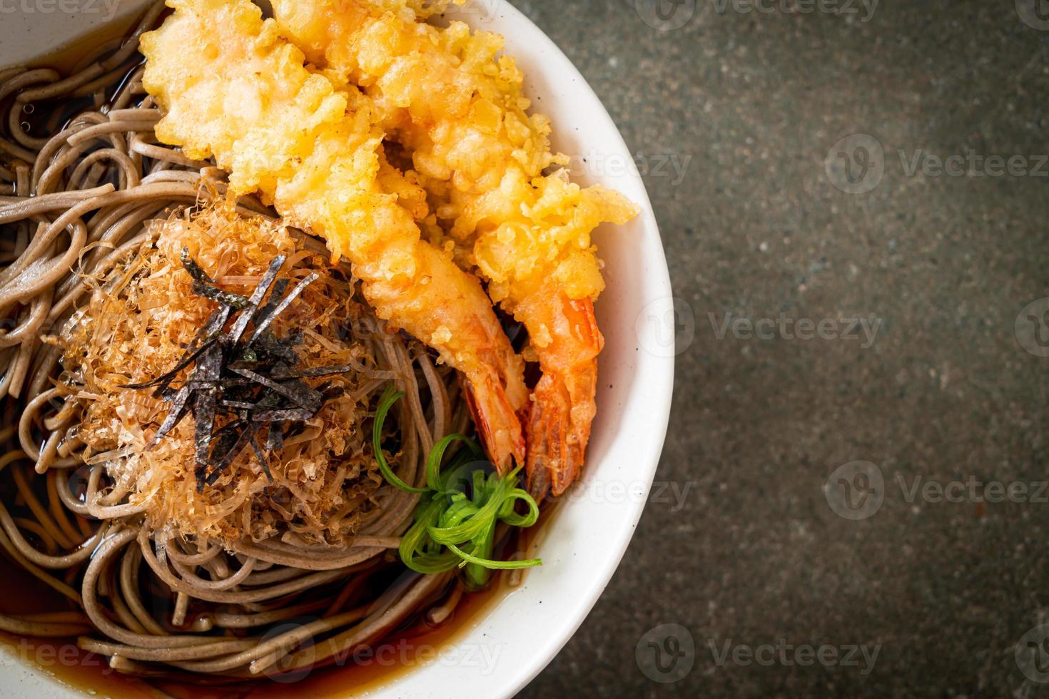 spaghetti ramen giapponesi con tempura di gamberi foto