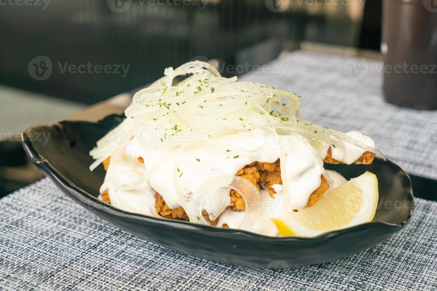 pollo fritto alla coreana con salsa di cipolle cremosa foto