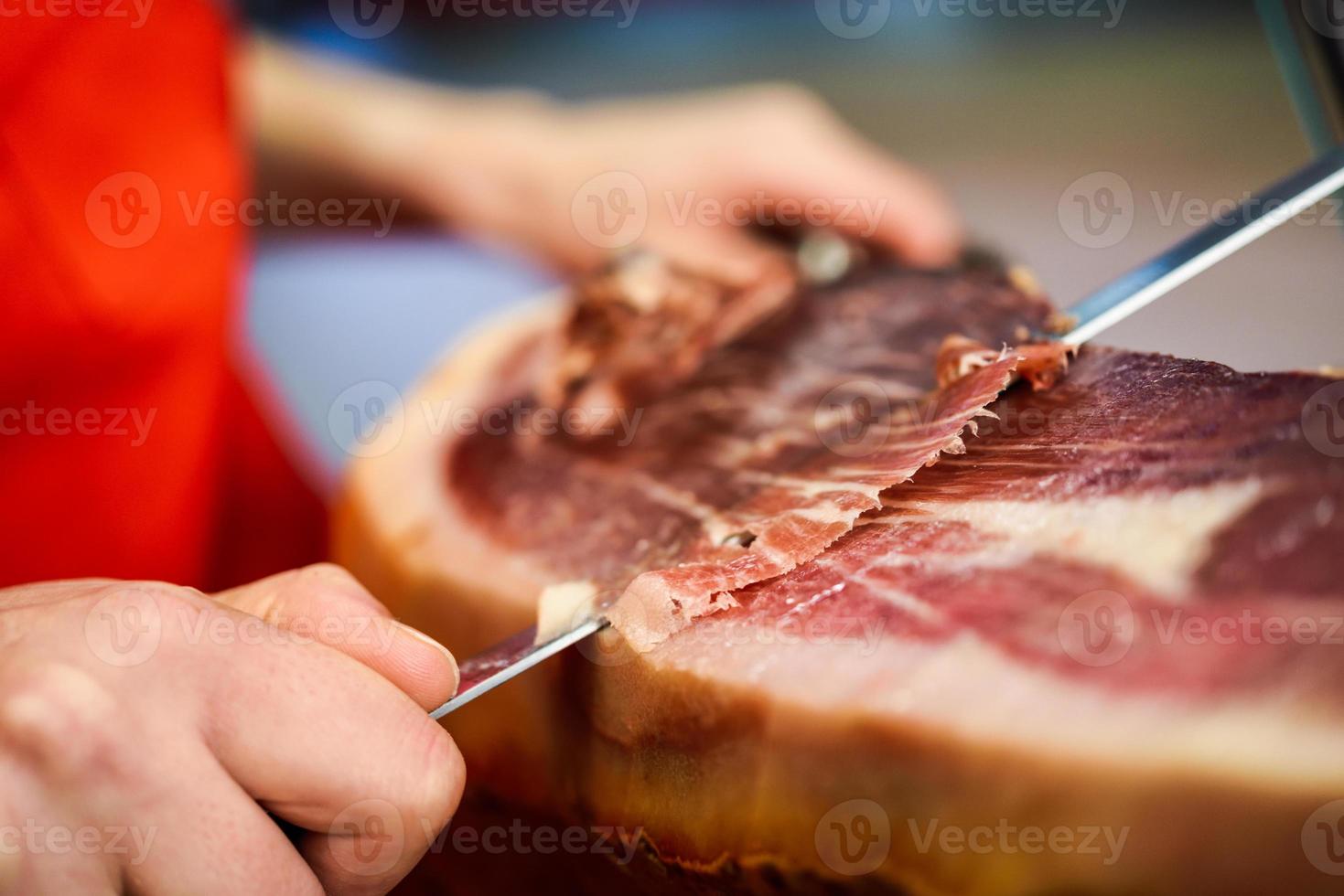 taglierina professionale intaglio fette da un intero prosciutto serrano con osso foto