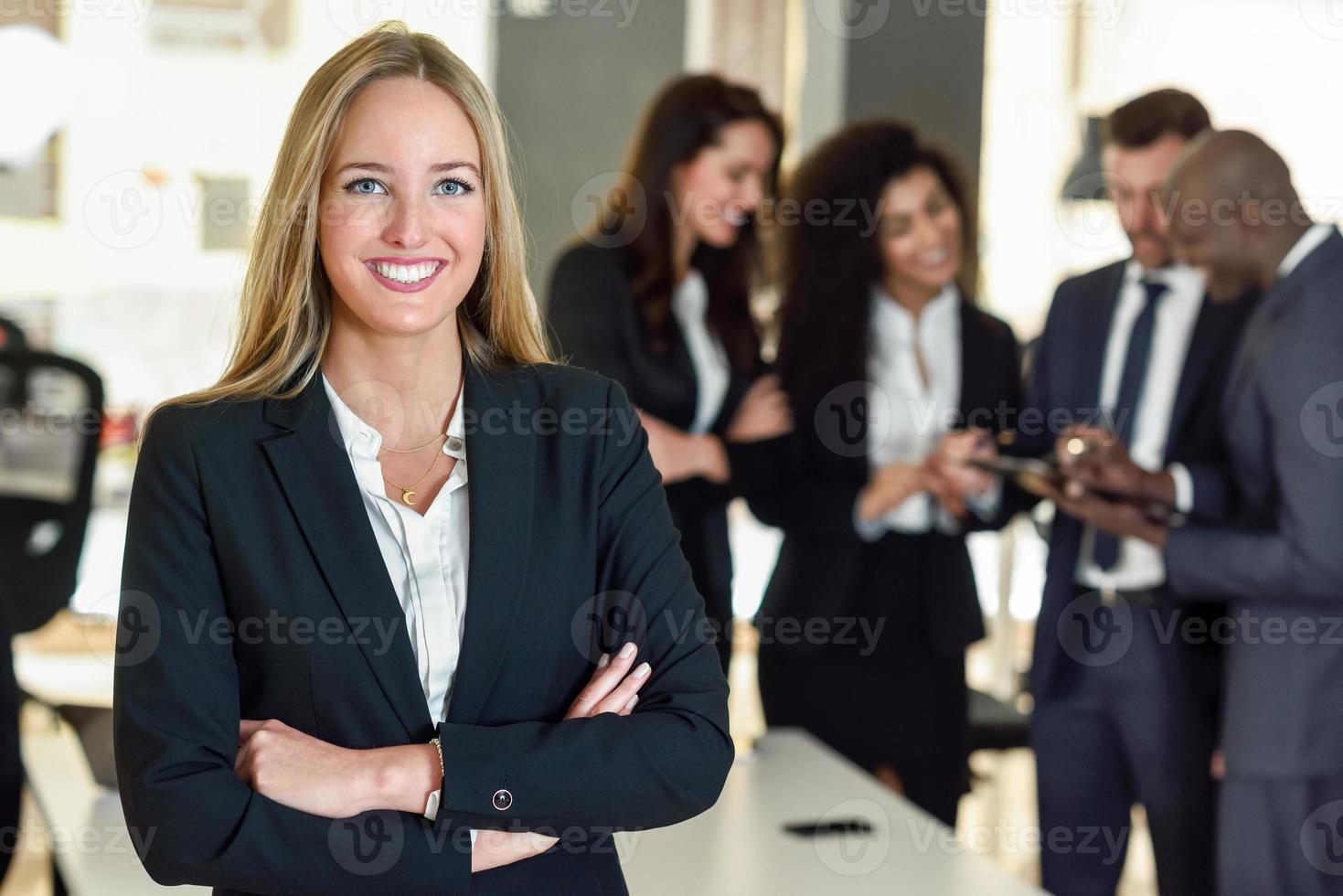 leader donna d'affari in un ufficio moderno con uomini d'affari che lavorano in background foto