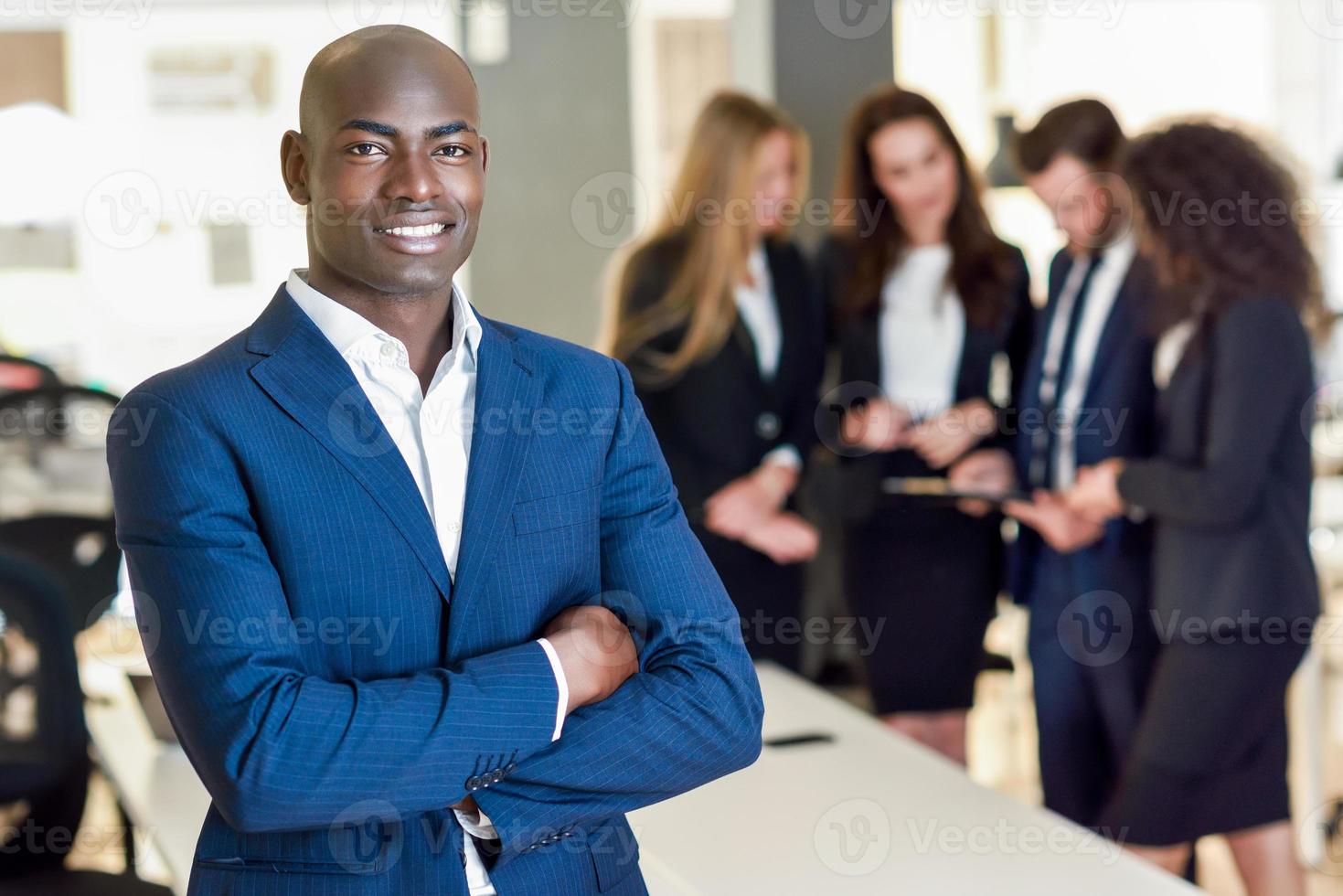 leader d'affari in un ufficio moderno con uomini d'affari che lavorano in background foto