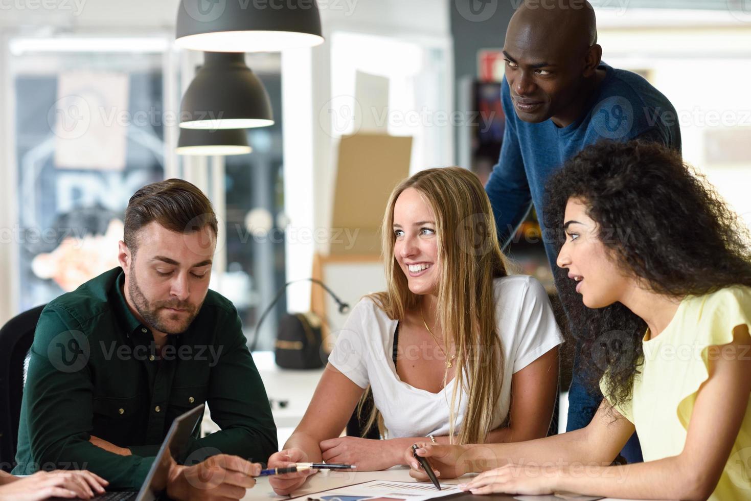 bellissimi uomini e donne che lavorano insieme indossando abiti casual. foto