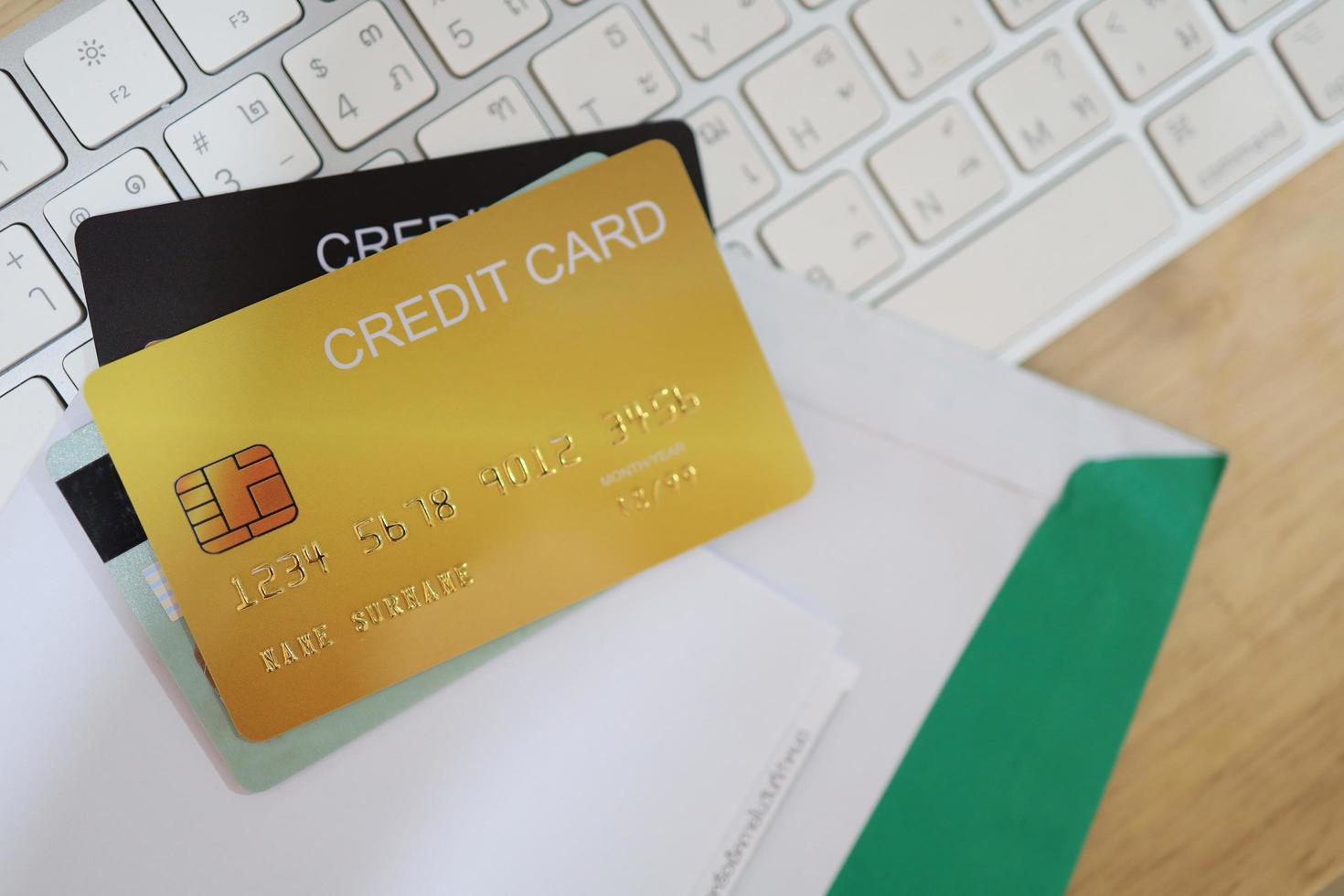 concetto di finanza con carta di credito, shopping online, sicurezza finanziaria. foto