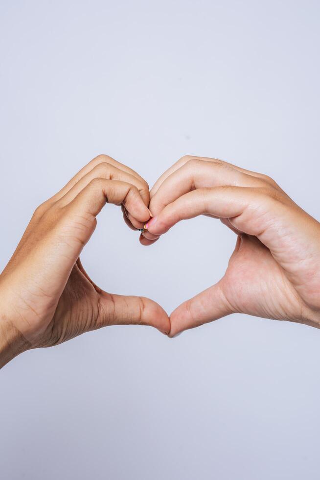 due giovani donne si amano a forma di cuore segno mano. foto