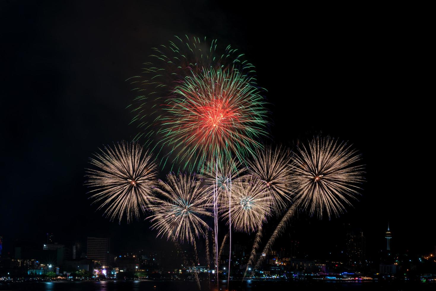 fuochi d'artificio colorati di vari colori di notte con concetto di celebrazione e anniversario foto