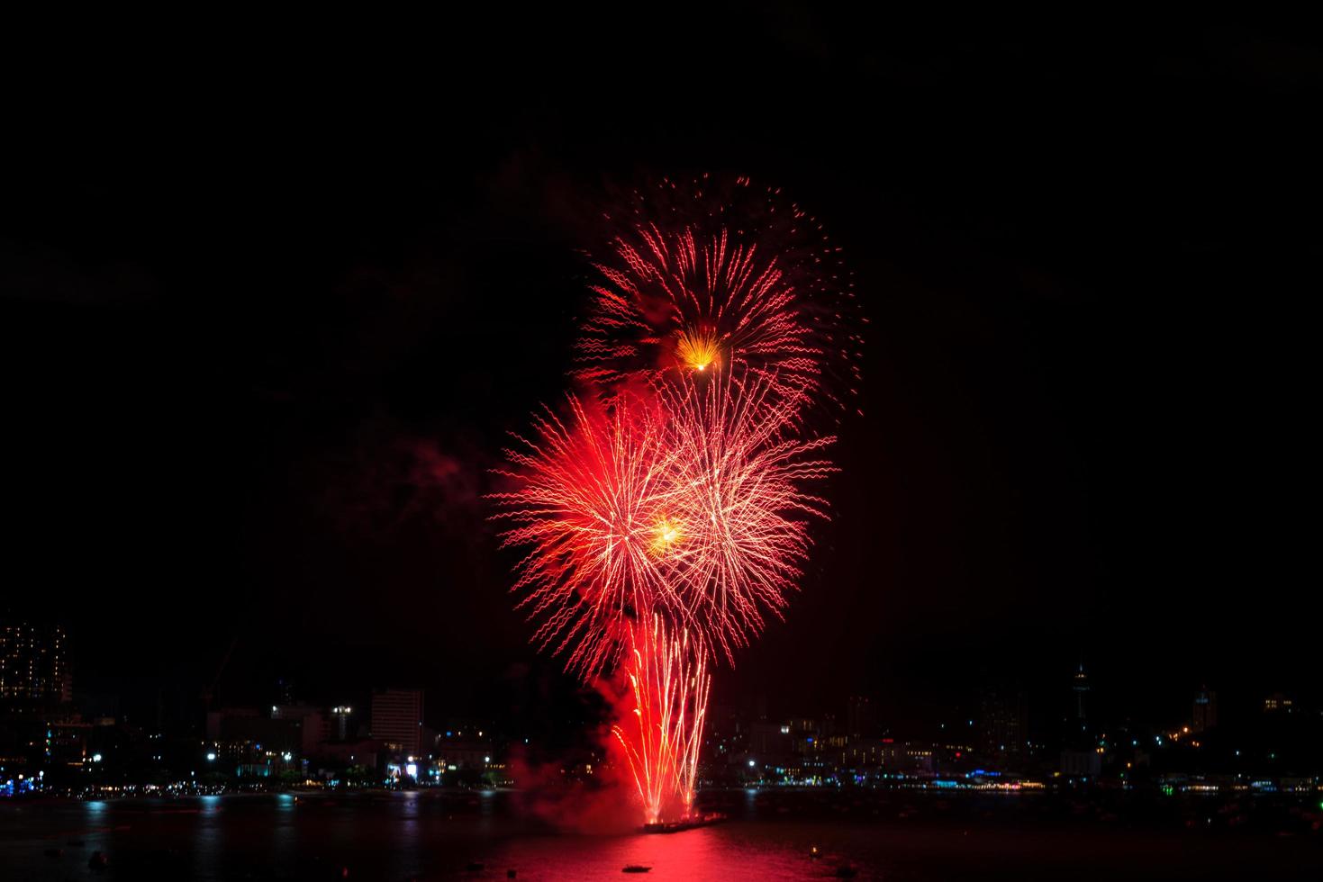 fuochi d'artificio colorati di vari colori di notte con concetto di celebrazione e anniversario foto