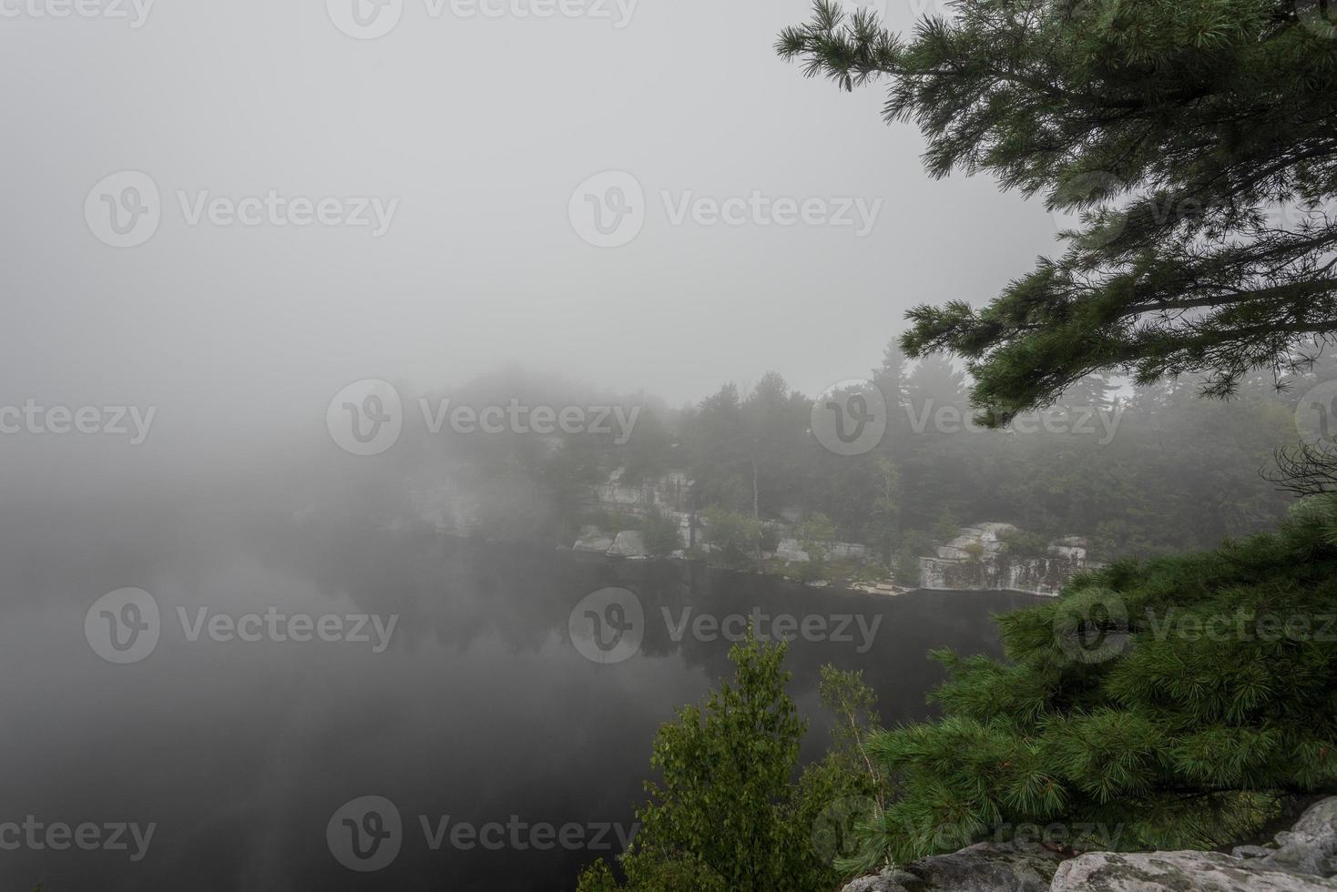 nebbia sul lago minnewaska foto