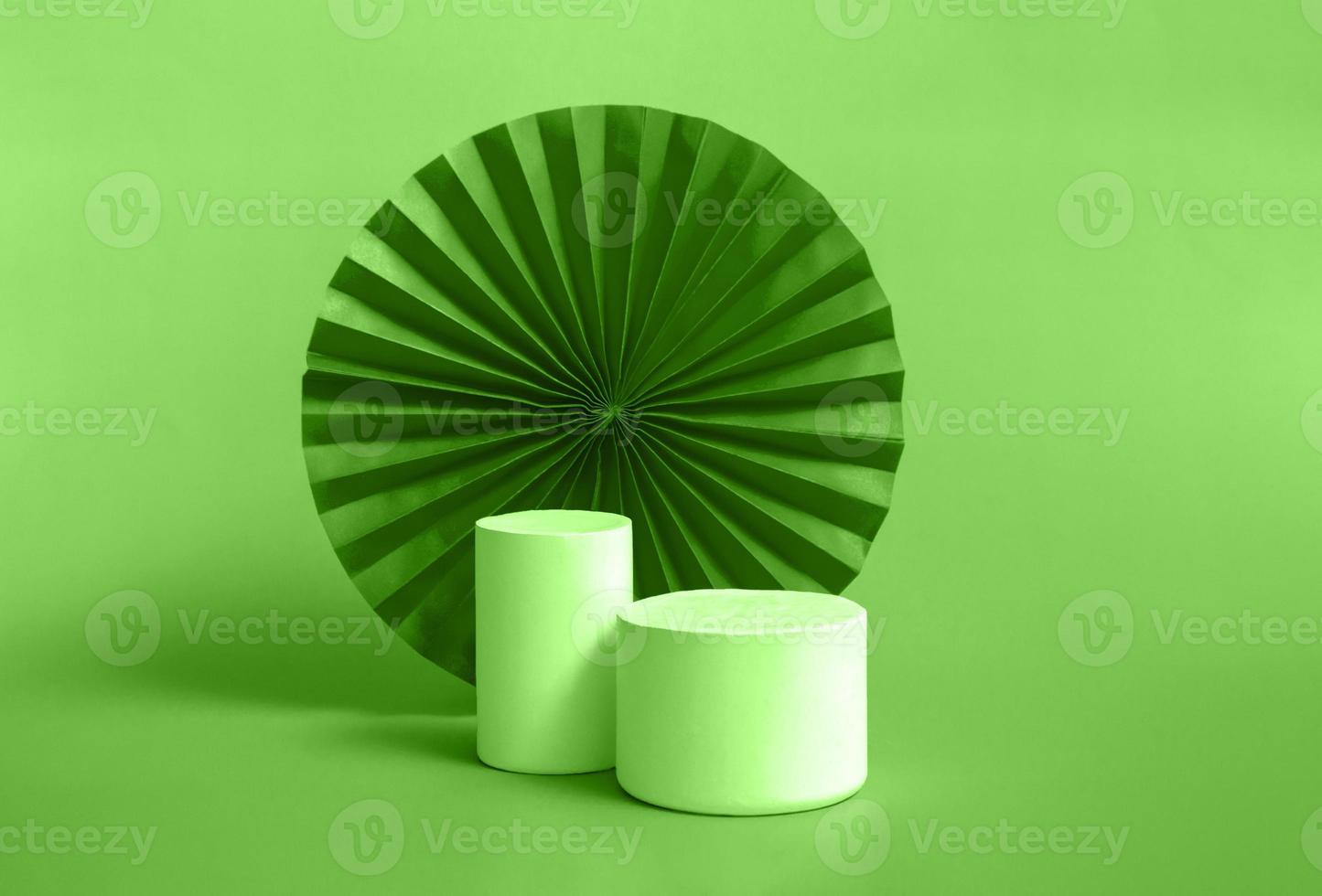 podio cilindrico bianco con sfondo a ventaglio di carta rosso e verde per il marchio e la presentazione del prodotto. manti cinesi. avvicinamento. monocromo foto