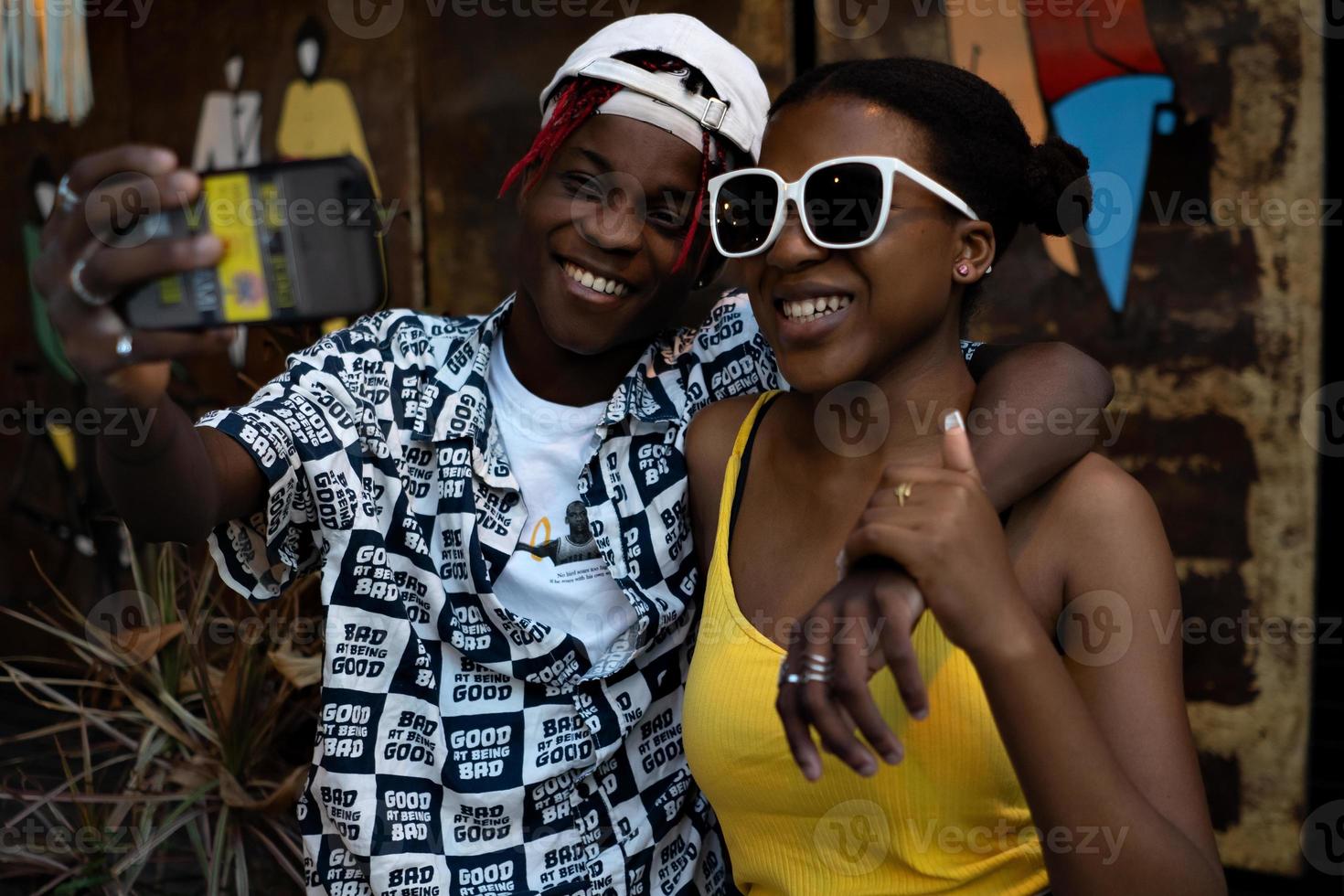 giovane coppia afroamericana che prende un selfie e ride. foto