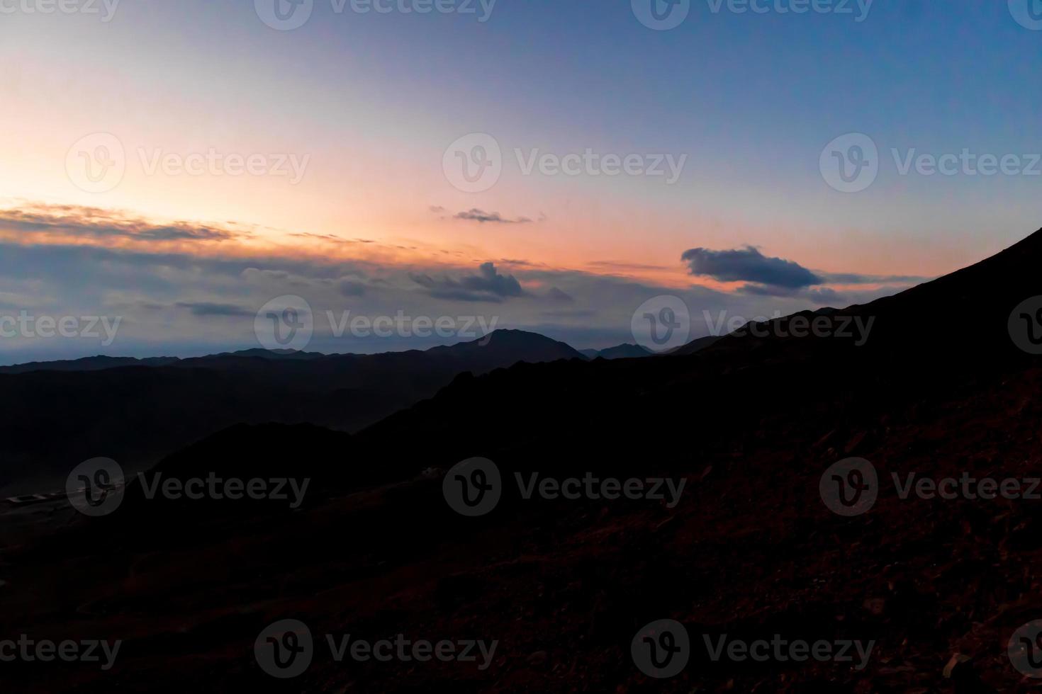 l'alba sulla montagna foto