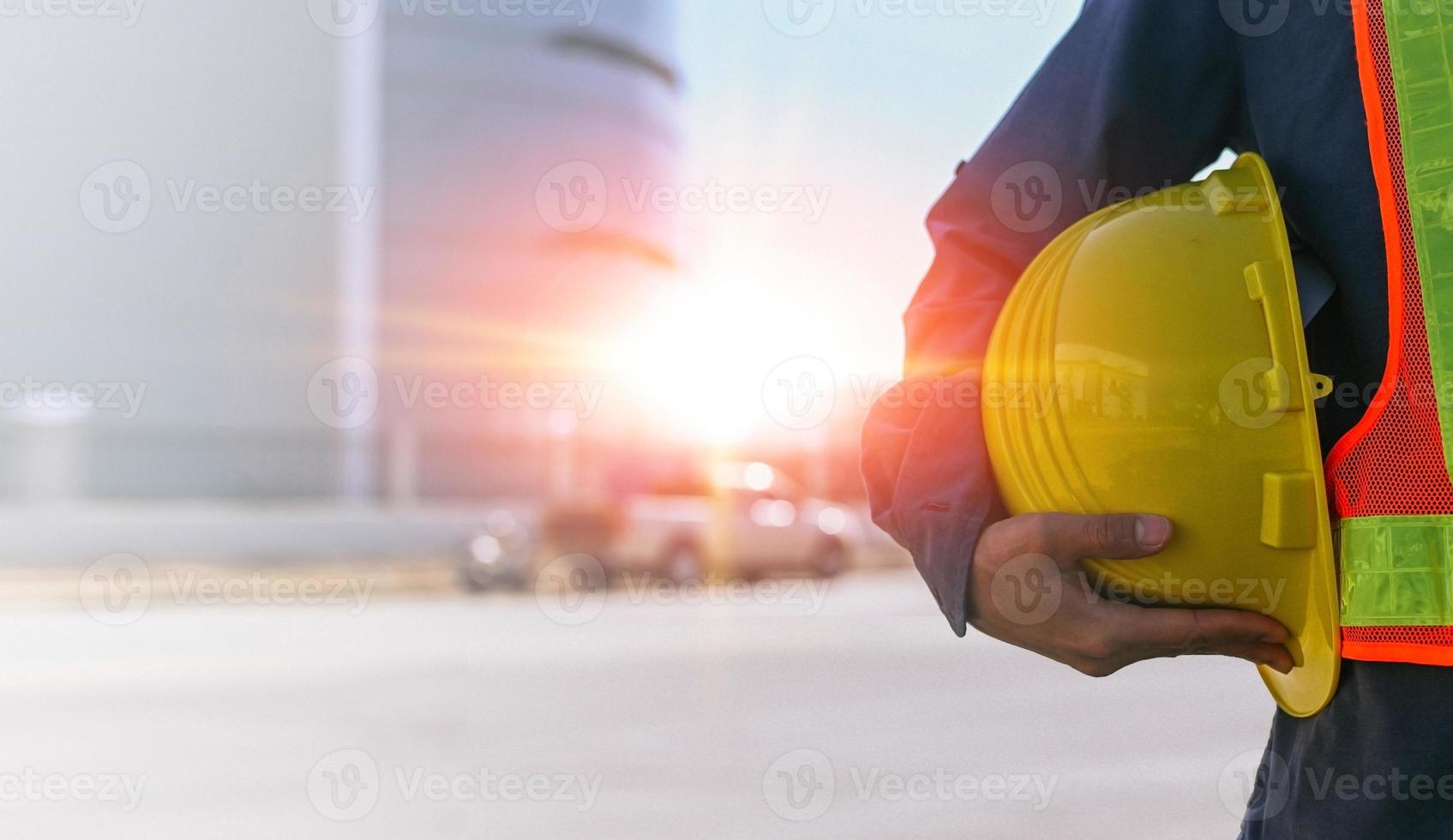 ingegnere edile con elmetto, tecnico con elmetto, architettura del lavoratore con elmetto di sicurezza foto