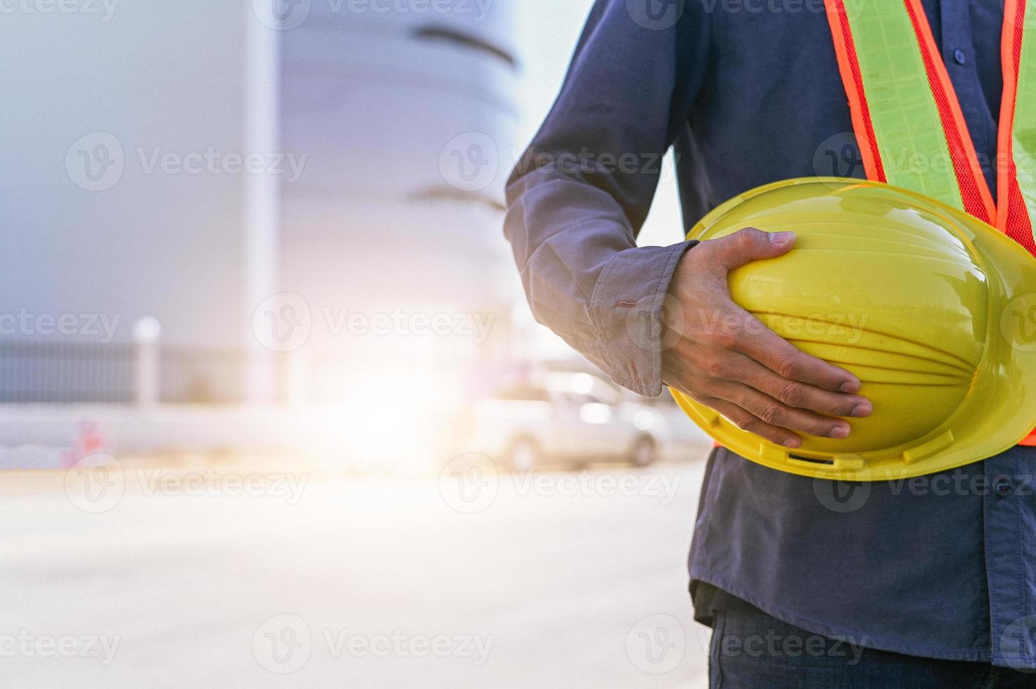 ingegnere edile con elmetto, tecnico con elmetto, architettura del lavoratore con elmetto di sicurezza foto