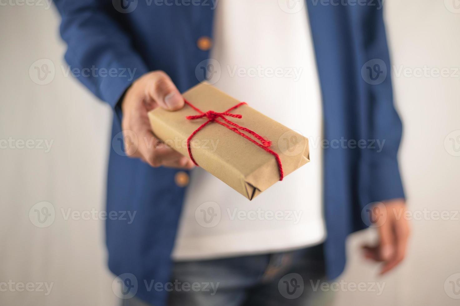 persona in possesso di confezione regalo, confezione regalo di Capodanno, confezione regalo di Natale, copia spazio. natale, anno hew, concetto di compleanno. foto