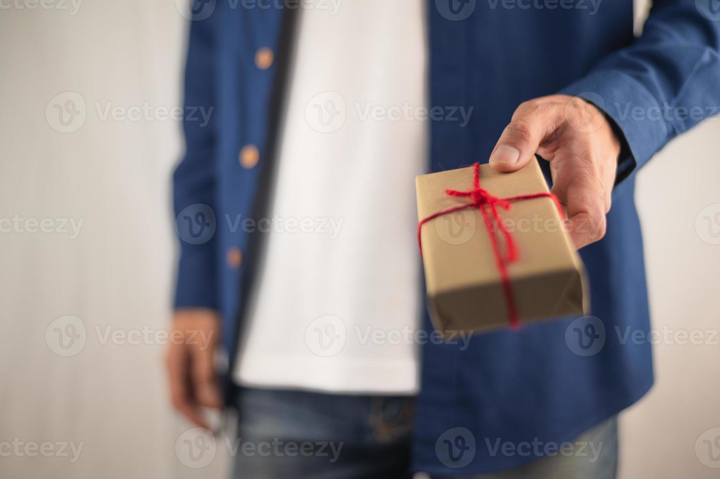 confezione regalo con mano, confezione regalo di Capodanno, confezione regalo di Natale, spazio per le copie. natale, anno hew, concetto di compleanno. foto