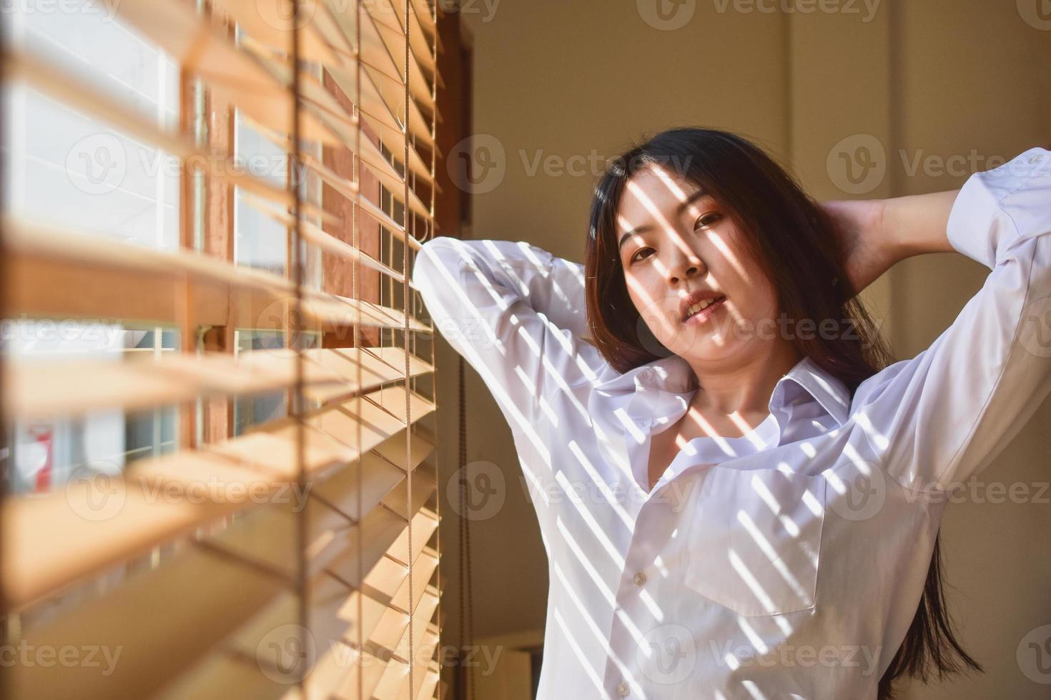 le donne felici si alzano la mattina in camera da letto foto