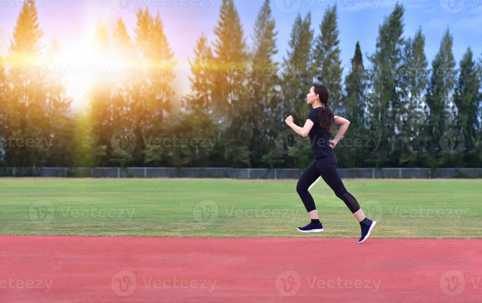 donne sportive che fanno esercizio o fanno jogging foto