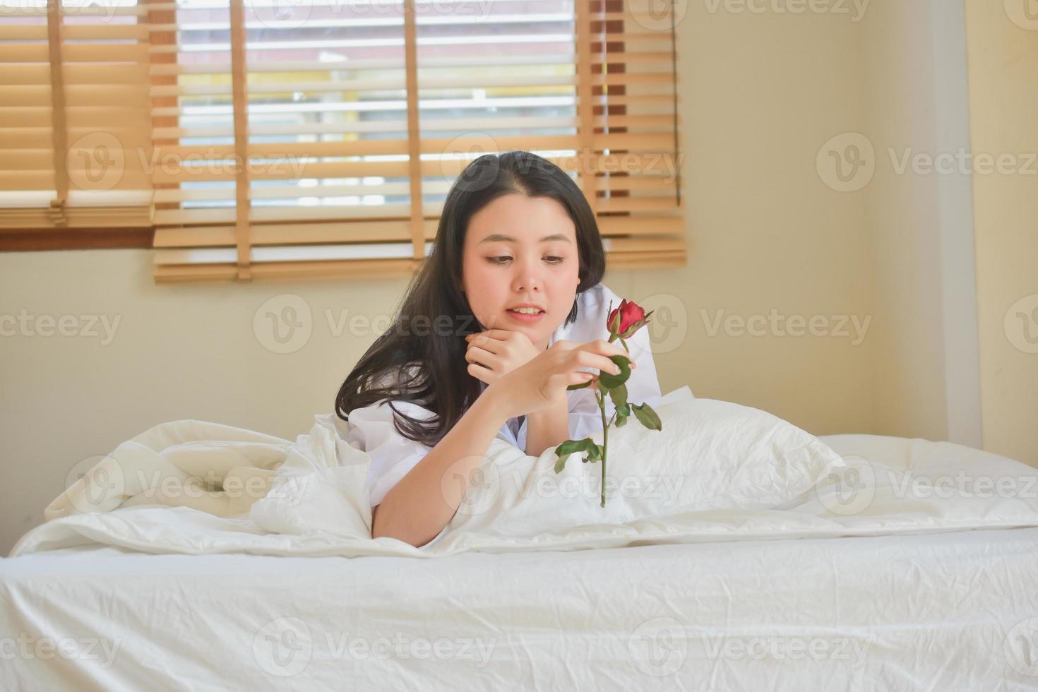 belle donne felici si alzano la mattina in camera da letto foto