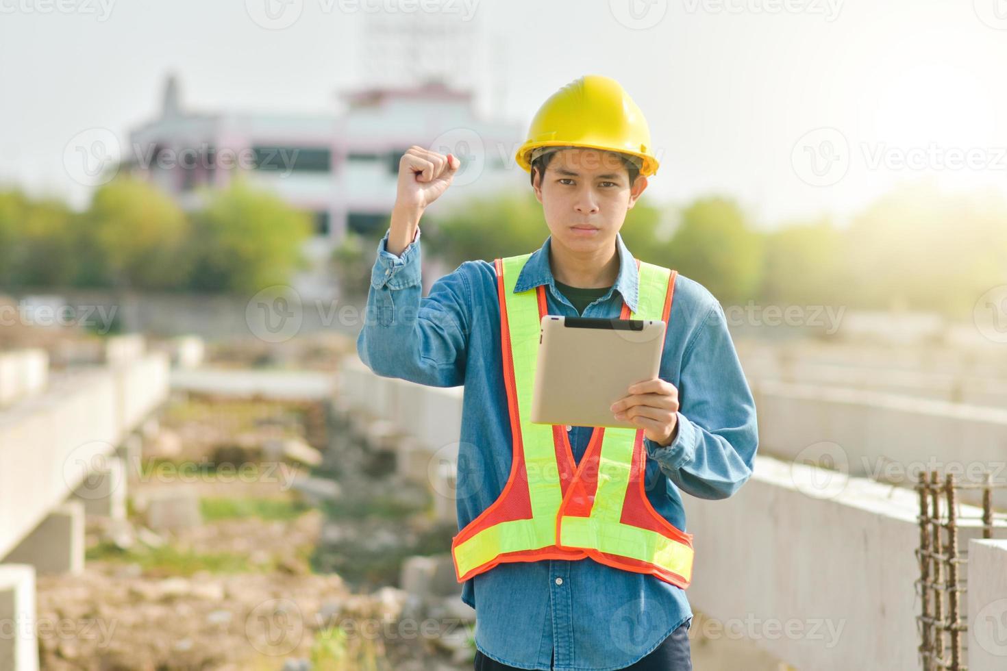 ispettore tecnico in cantiere con tecnologia tablet foto