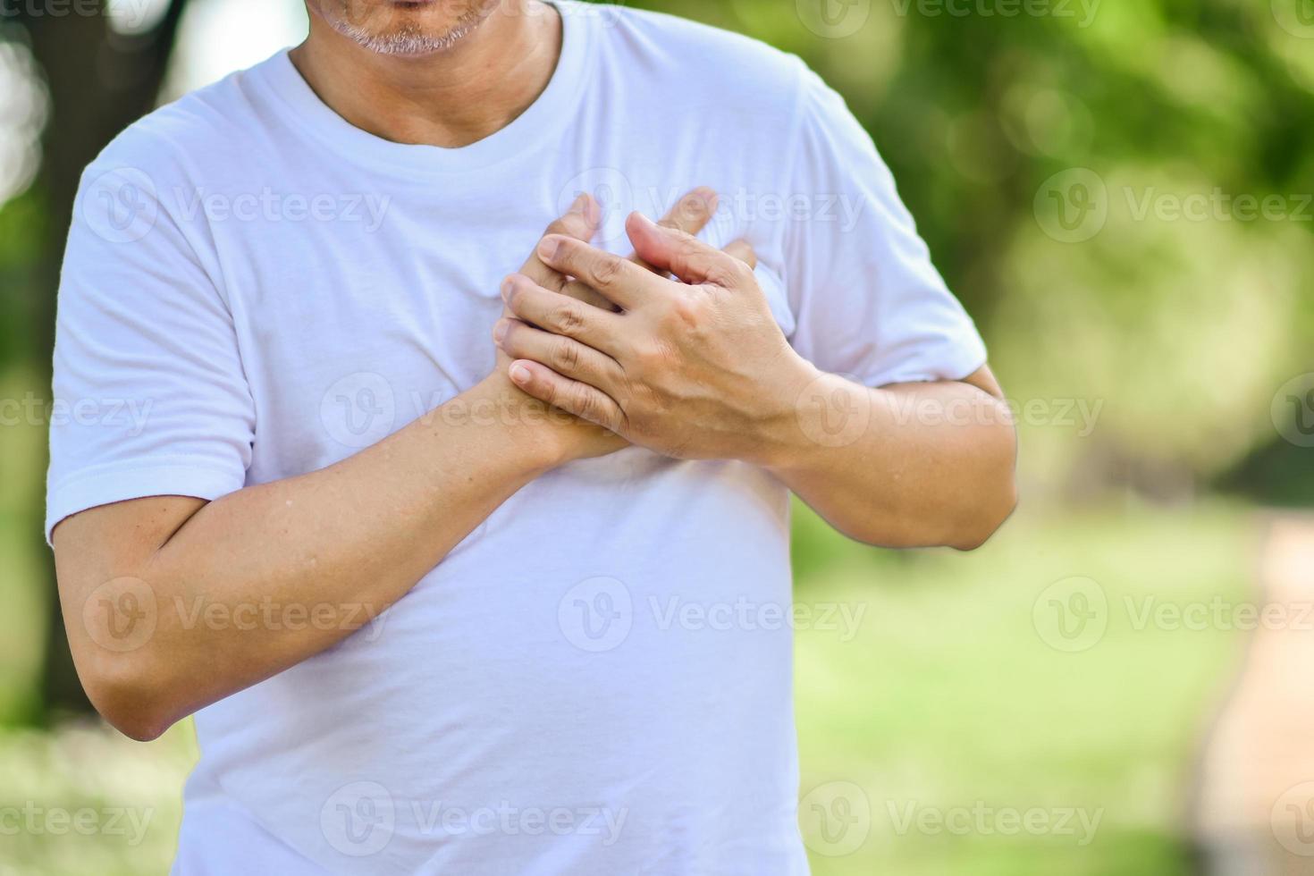 l'uomo che soffre di malattie cardiache ha un infarto foto