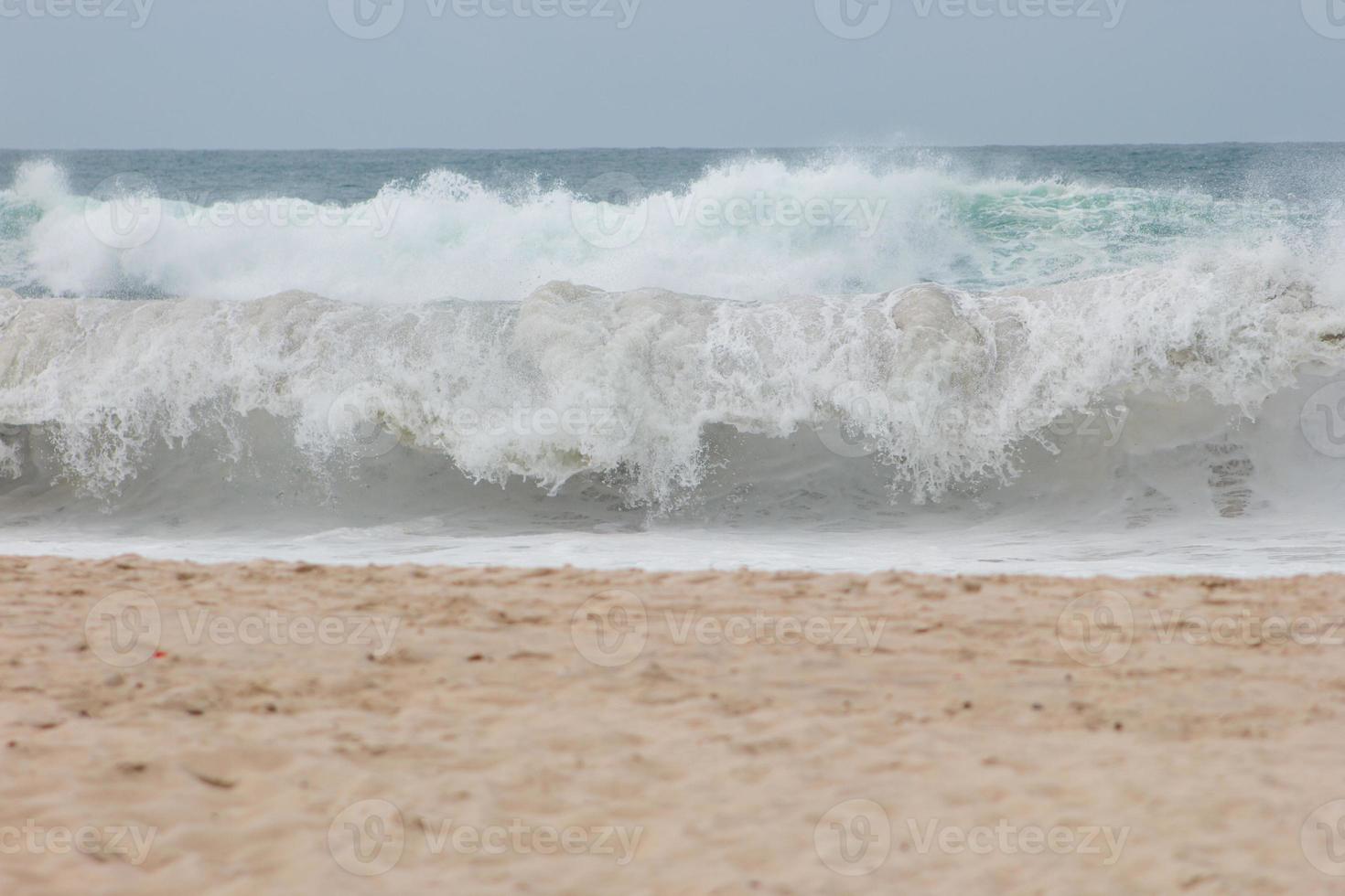 onda sulla spiaggia di copacabana a rio de janeiro, in brasile. foto