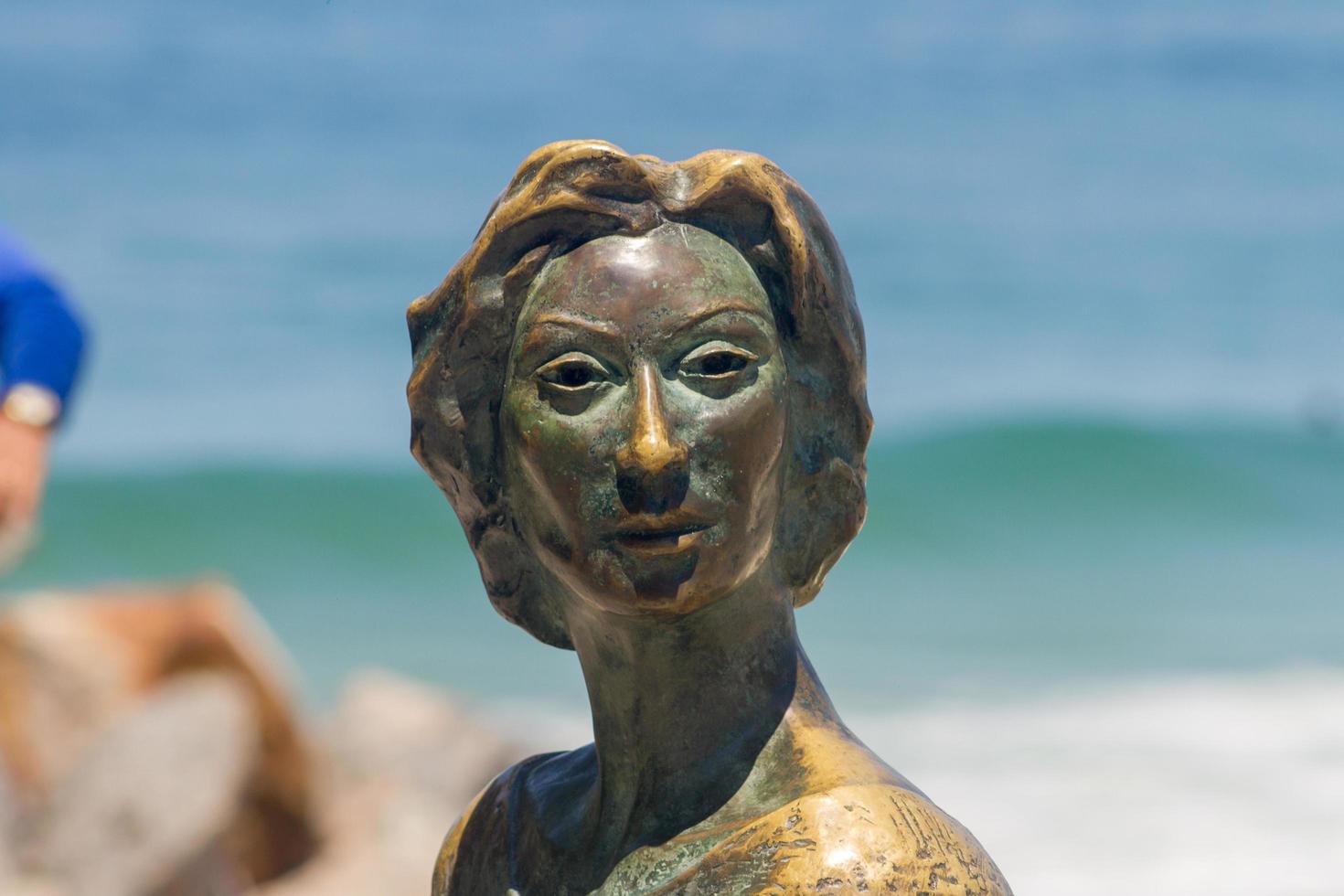 statua di clarice lispector, a praia do leme a copacabana a rio de janeiro, brasile. foto