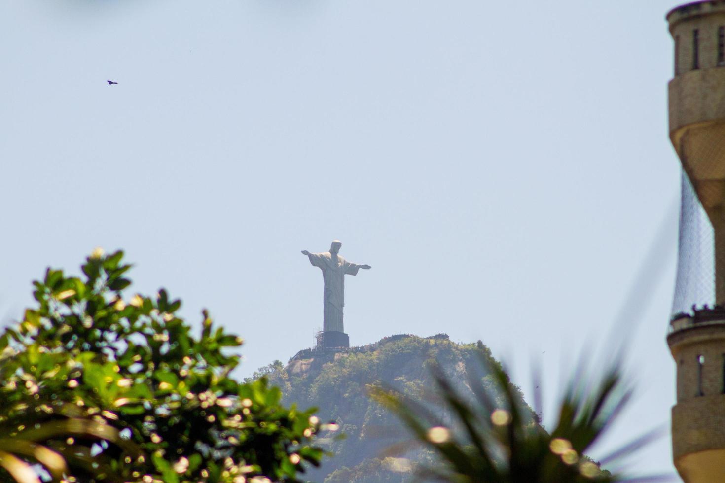cristo redentore visto dal quartiere di copacabana a rio de janeiro brasile. foto