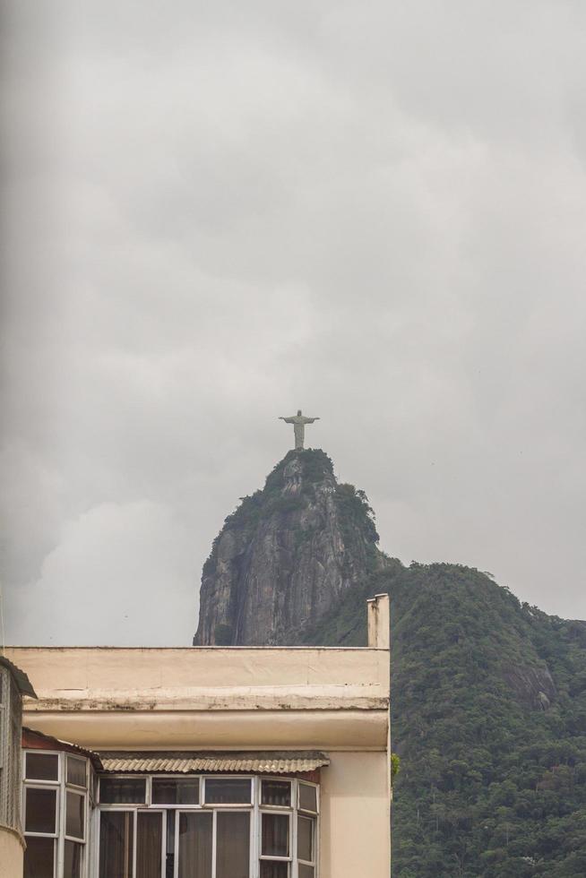 cristo redentore visto dal quartiere di botafogo a rio de janeiro brasile. foto
