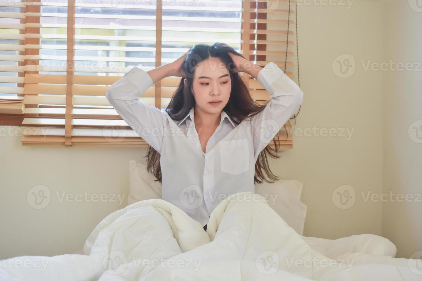 belle donne felici si alzano la mattina in camera da letto foto