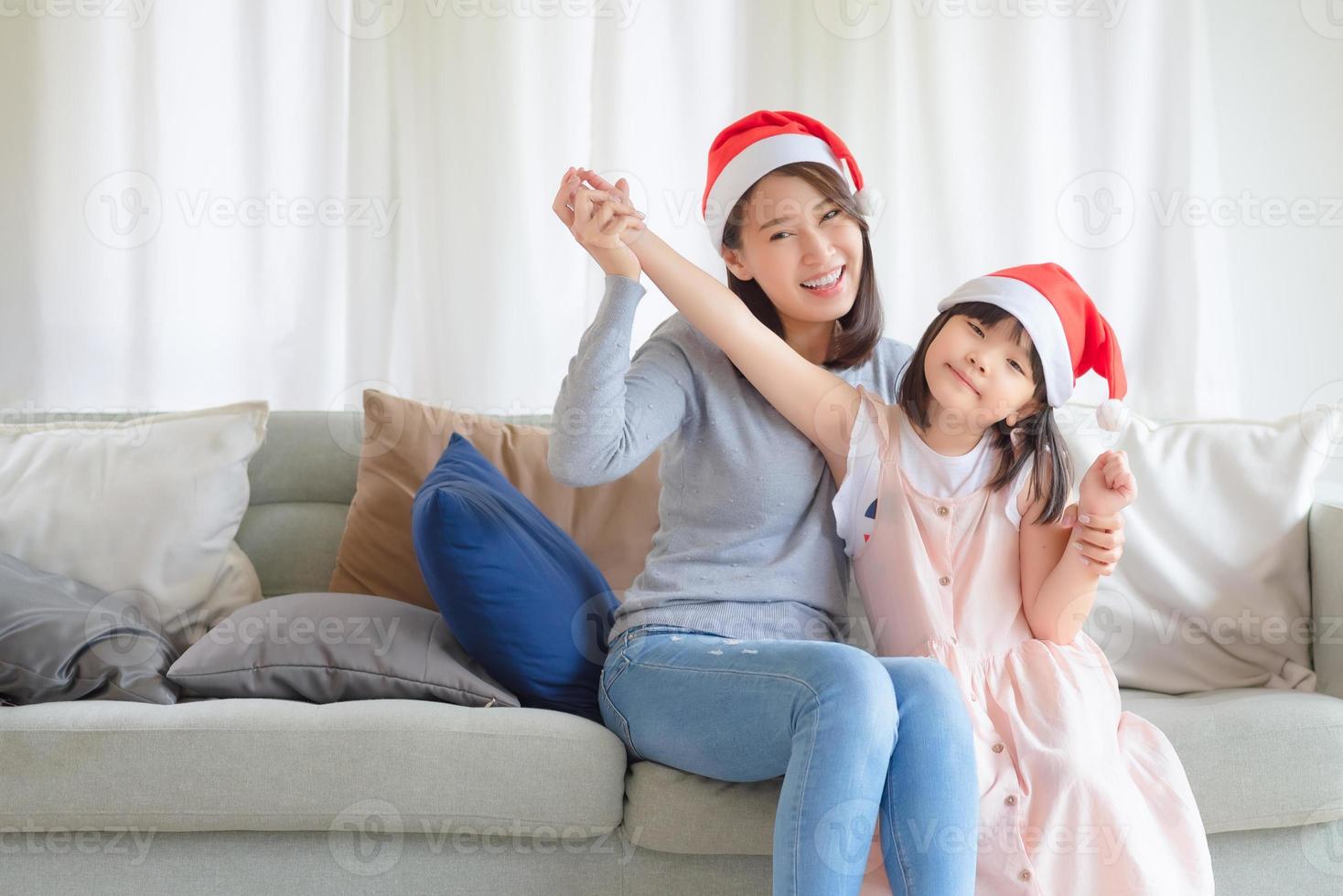 la figlia madre asiatica si diverte a celebrare la festa di natale e capodanno a casa a dicembre foto