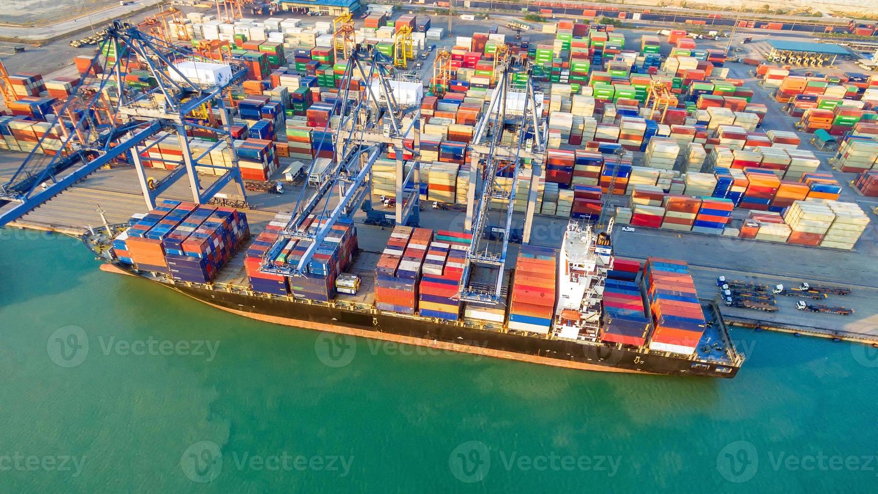 Barca di spedizione container al cantiere navale principale sistema logistico di trasporto di container. foto