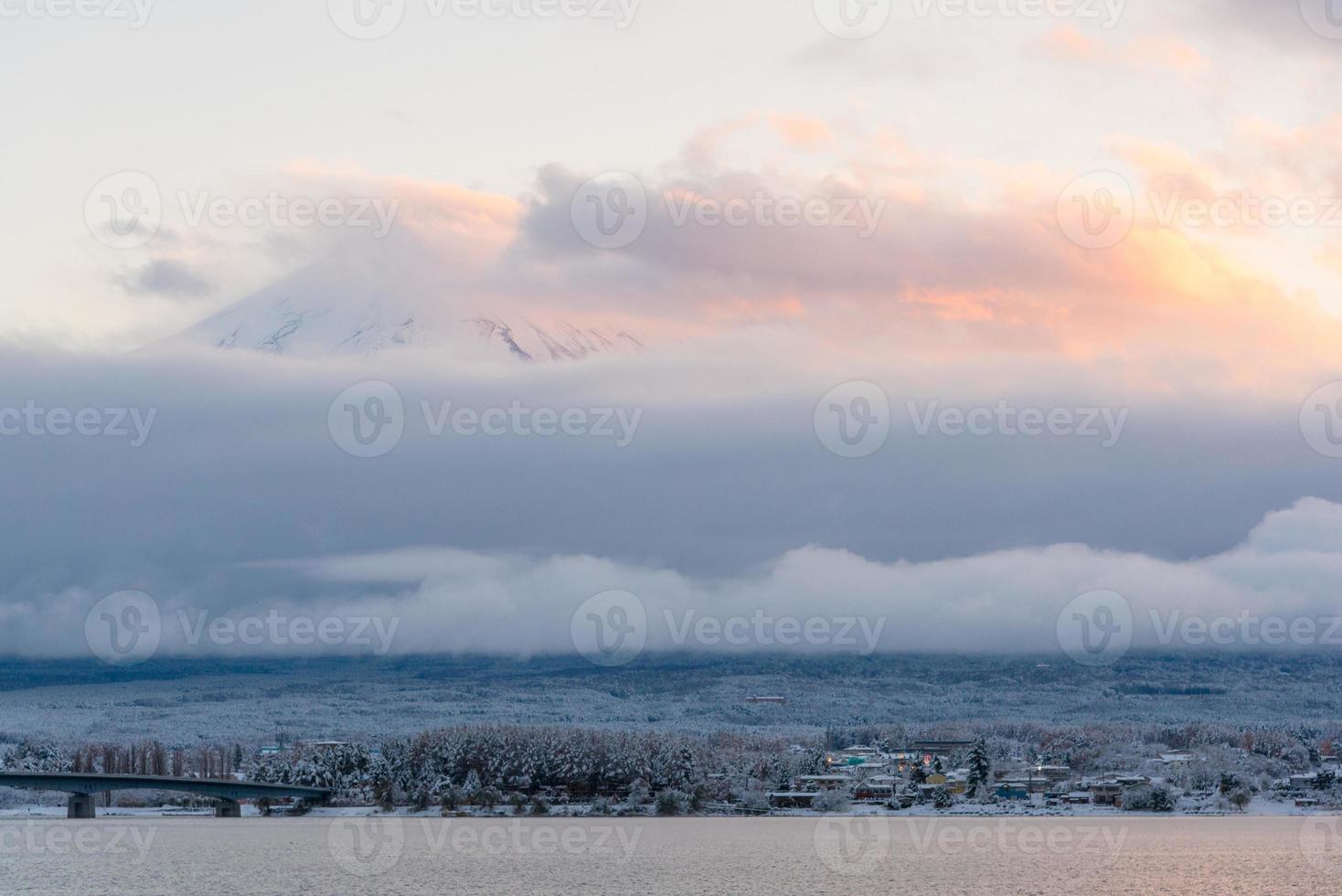 fresca neve bianca caduta al parco pubblico nella stagione invernale a kawaguchiko, giappone foto