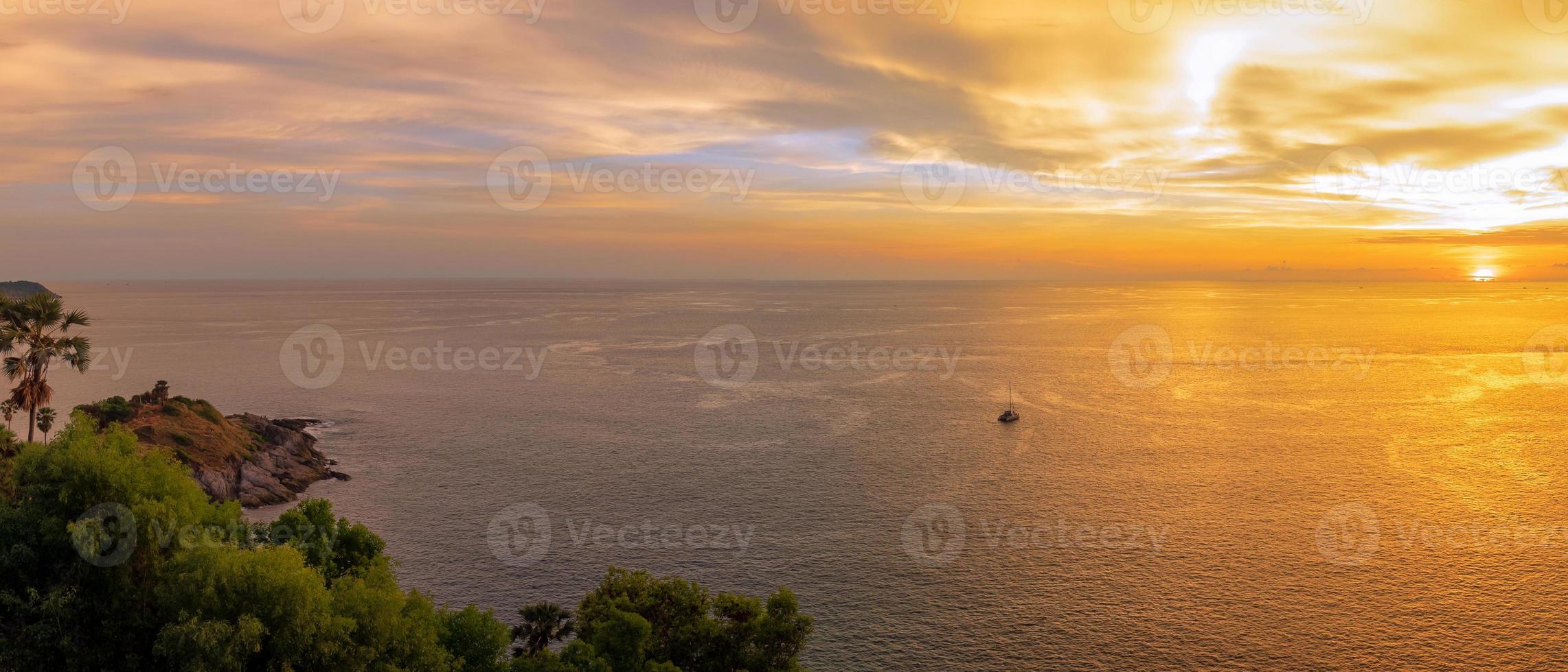 scena del tramonto a phromthep cape il miglior punto di vista del tramonto naturale a phuket, in thailandia foto