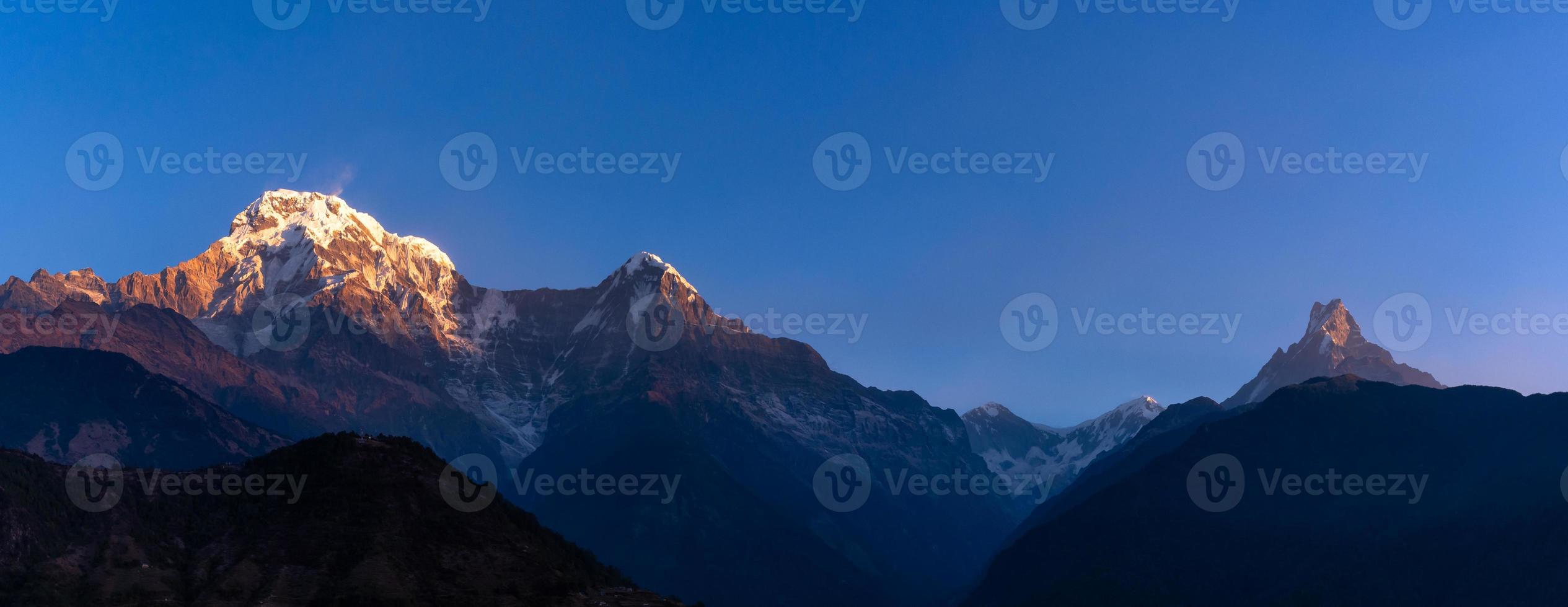 Panorama vista della natura della catena montuosa himalayana con cielo blu chiaro in Nepal foto