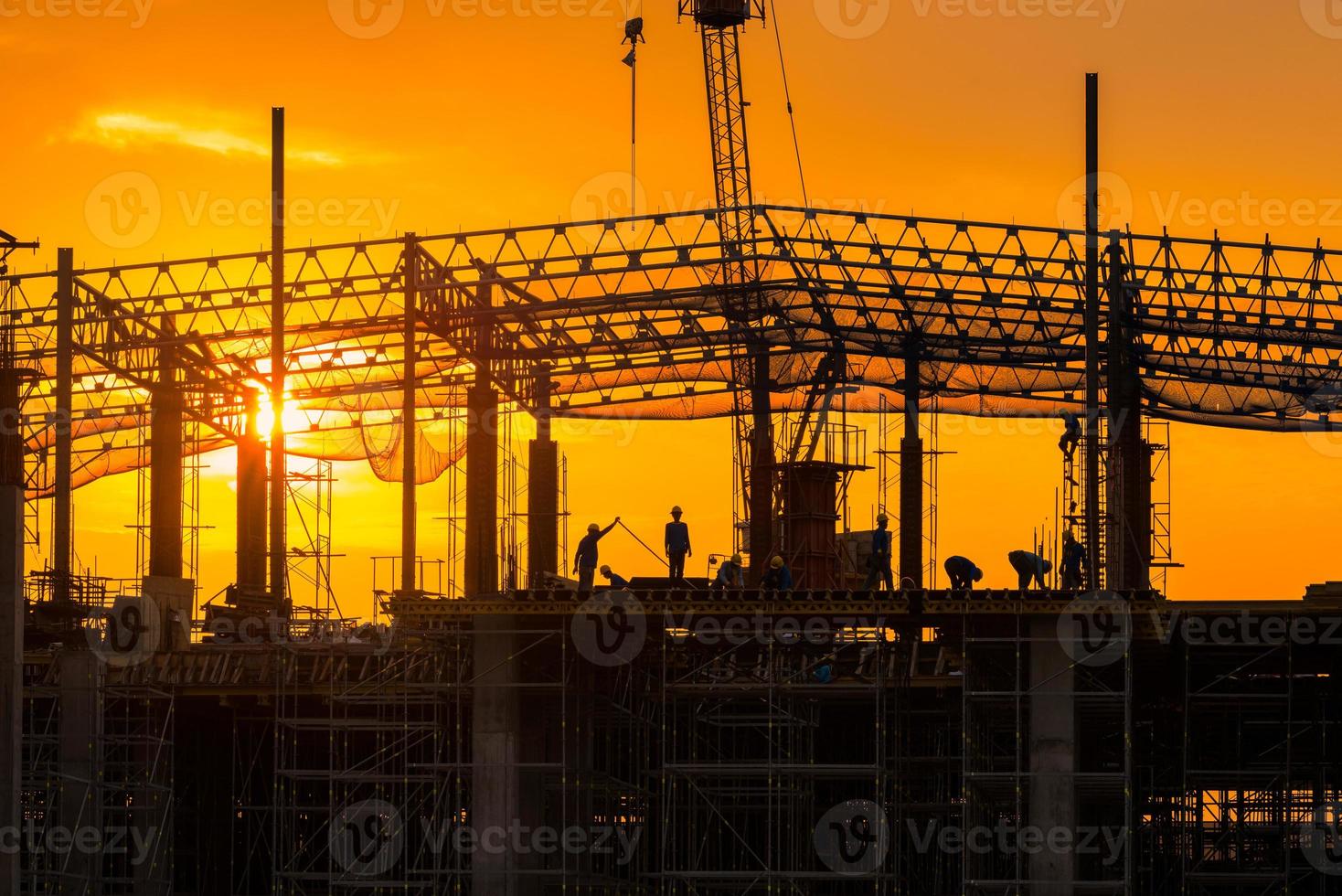 i lavoratori impegnati operano in cantiere all'inizio della costruzione di un nuovo progetto infrastrutturale complesso. foto