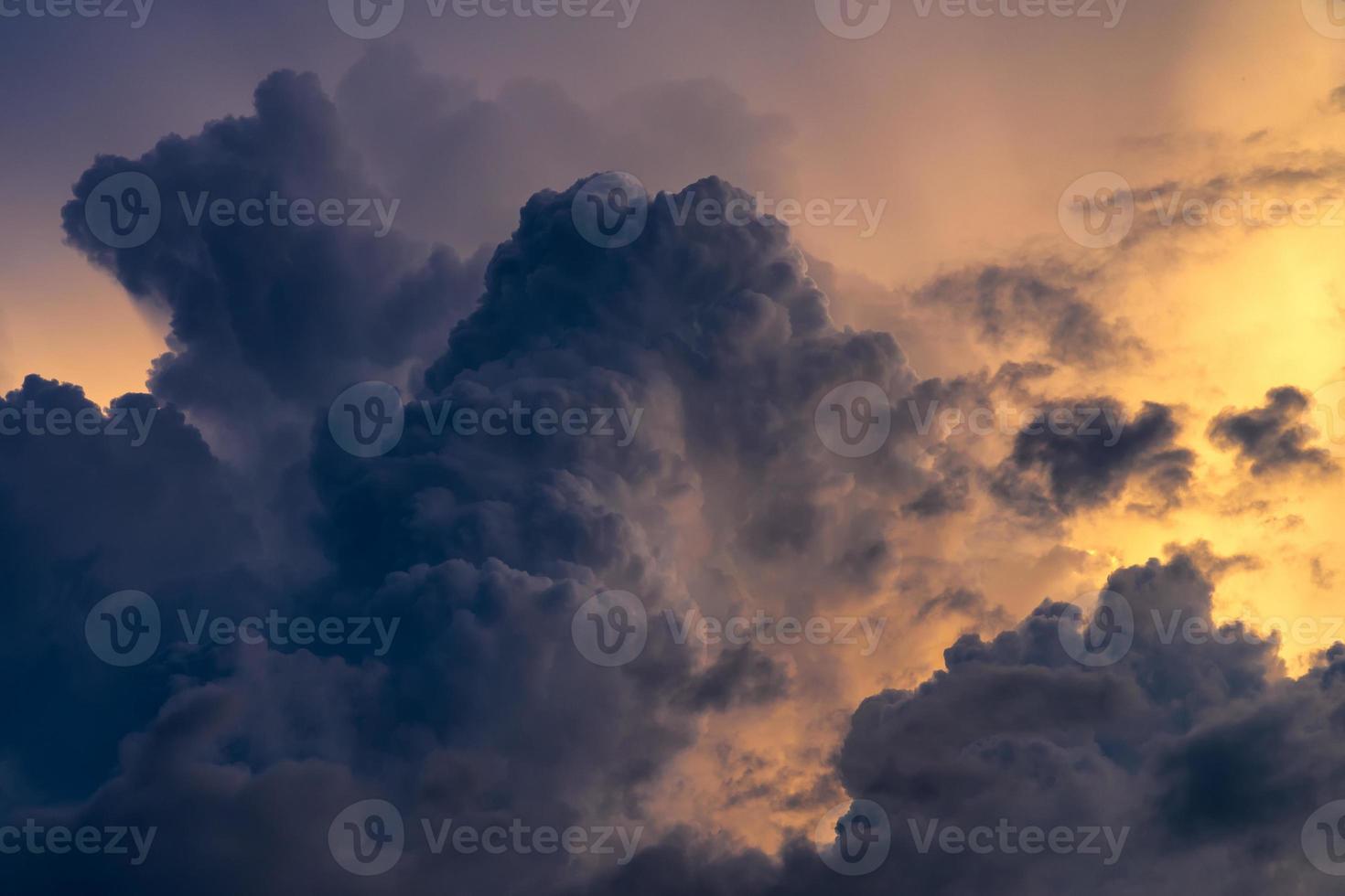 cielo drammatico della natura con la nuvola di tempesta prima che piova sullo sfondo foto