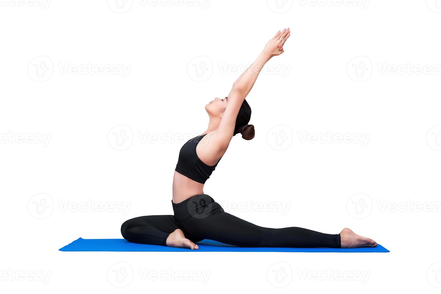 donna in buona salute che esercita yoga isolato con il percorso di ritaglio su disegno bianco background.photo per fitness donna sportiva e concetto di assistenza sanitaria. foto