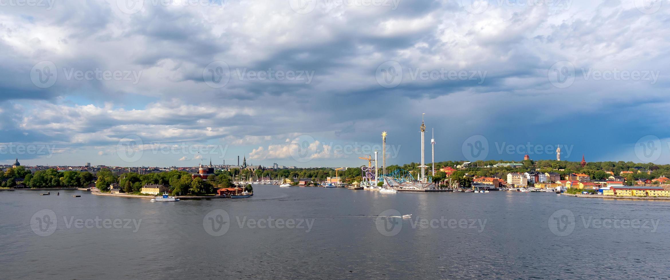 Vista della città di Stoccolma sul porto marittimo nella stagione estiva a Stoccolma, Svezia foto
