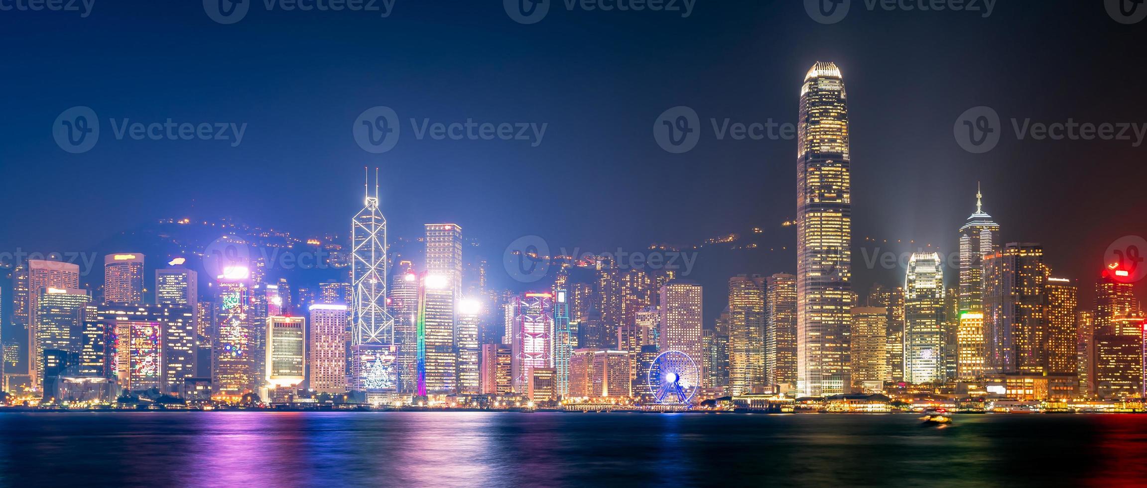 vista panoramica del centro di hong kong il famoso panorama urbano vista dello skyline di hong kong durante il crepuscolo dal lato di kowloon a hong kong. foto