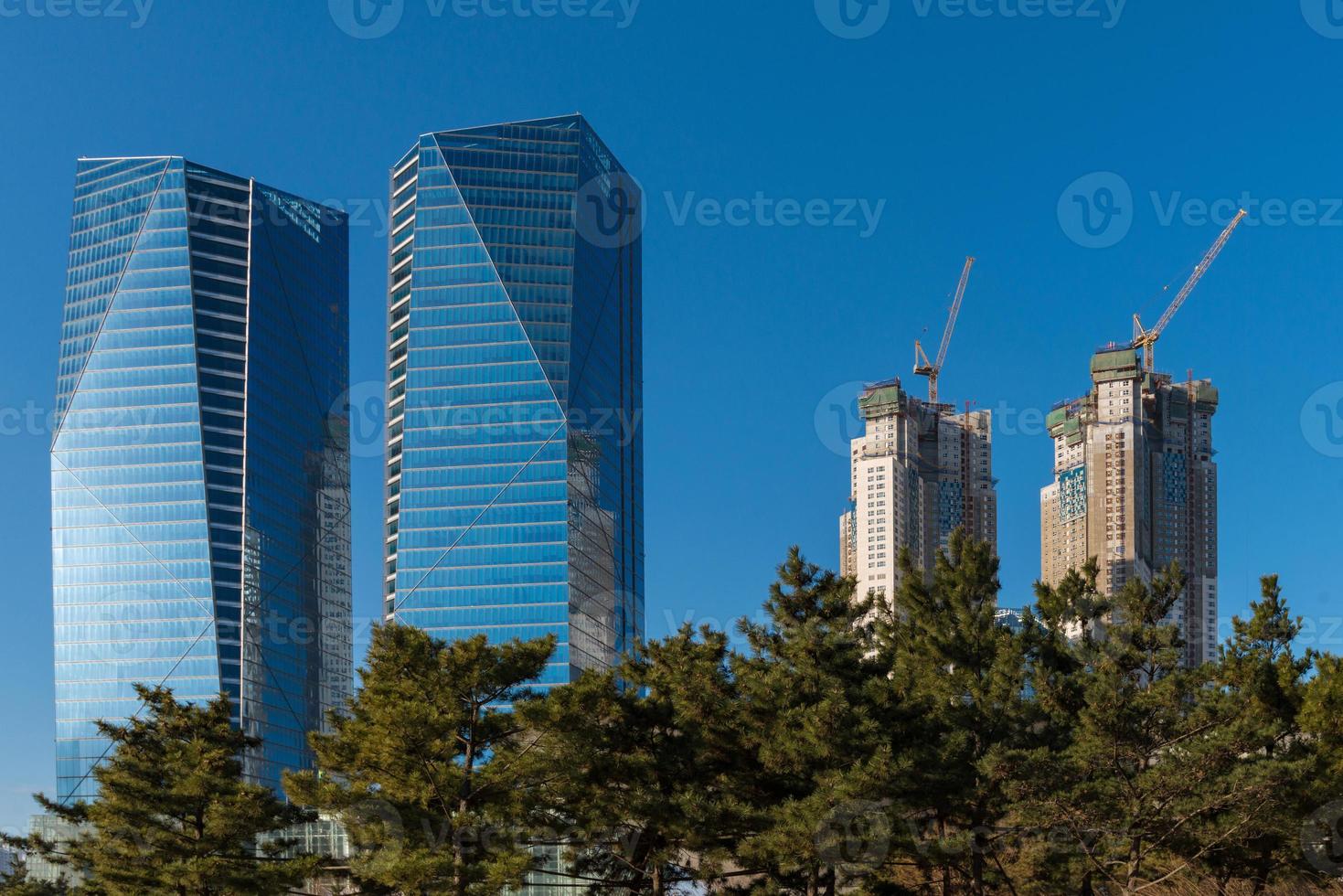 vista del paesaggio urbano dell'ufficio moderno e dell'edificio commerciale nella città intelligente in Corea. foto