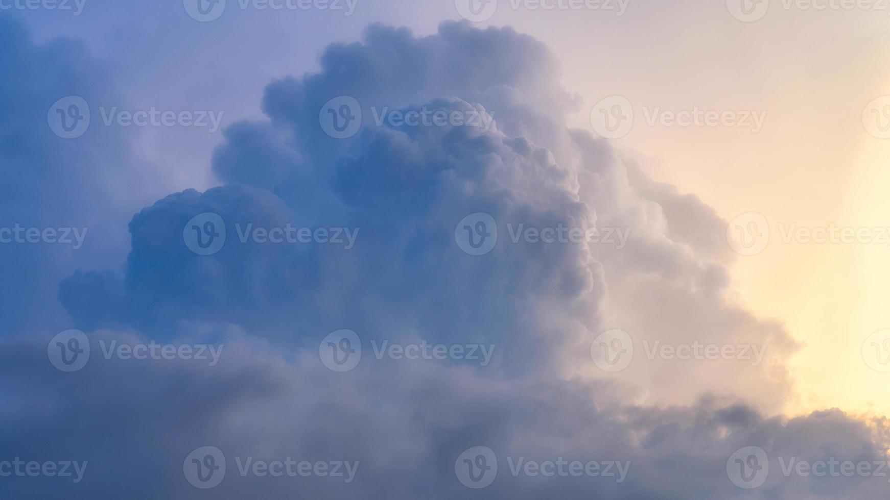 cielo drammatico della natura con la nuvola di tempesta prima che piova sullo sfondo foto