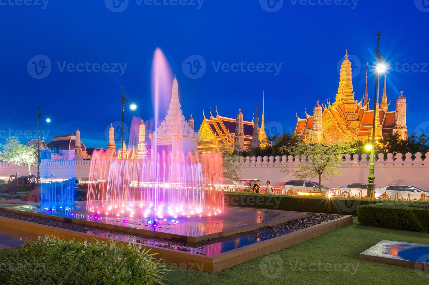 spettacolo di danza della fontana di fronte a wat phra kaew, tempio del buddha di smeraldo a bangkok, thailandia. foto